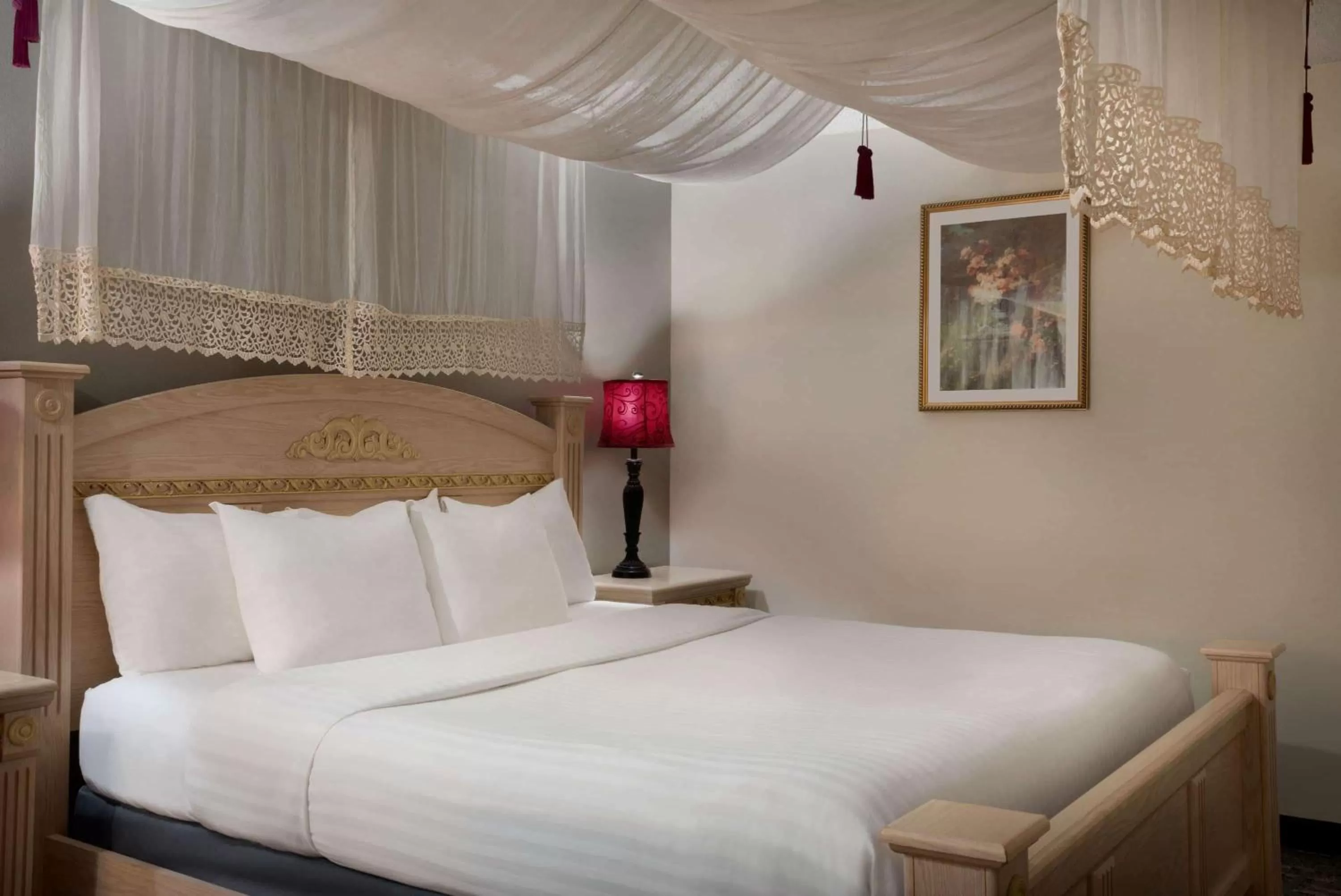 Photo of the whole room, Bed in Baymont by Wyndham Des Moines North