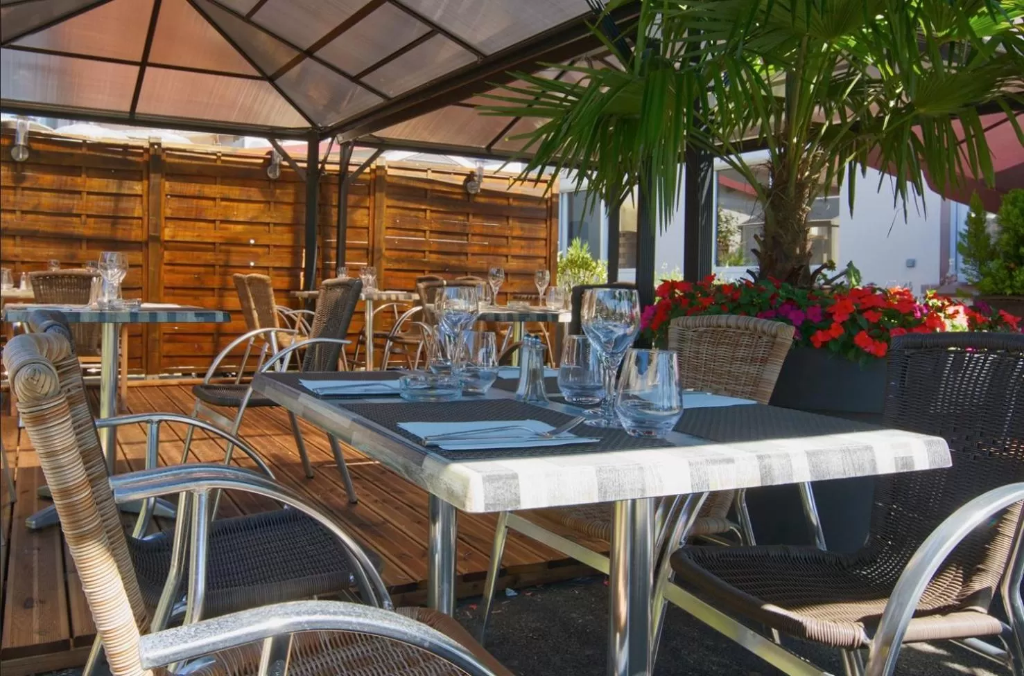 Patio in Logis Hôtel Centrotel et Spa Bulles d'Allier