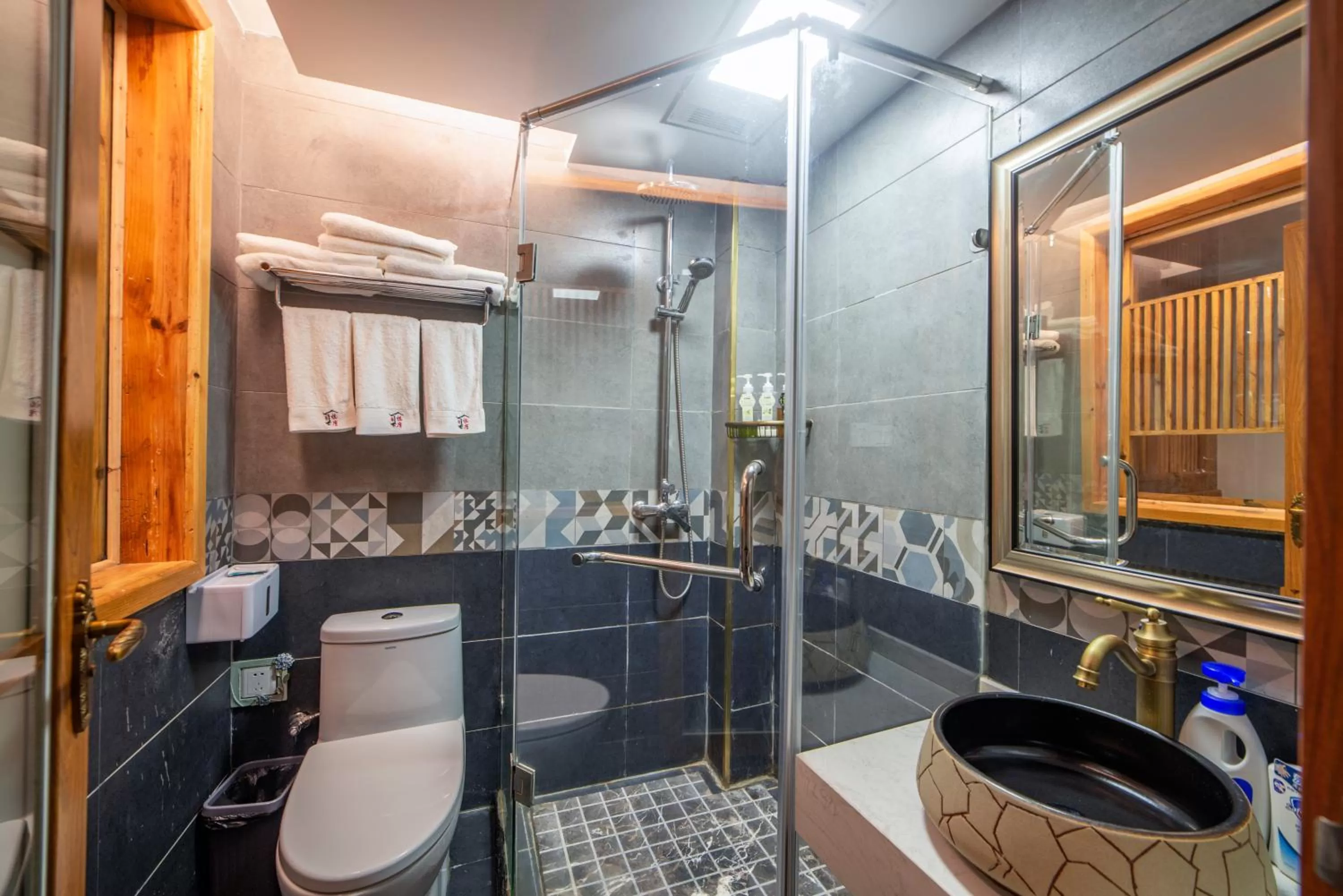 Shower, Bathroom in Yuelu Homestay