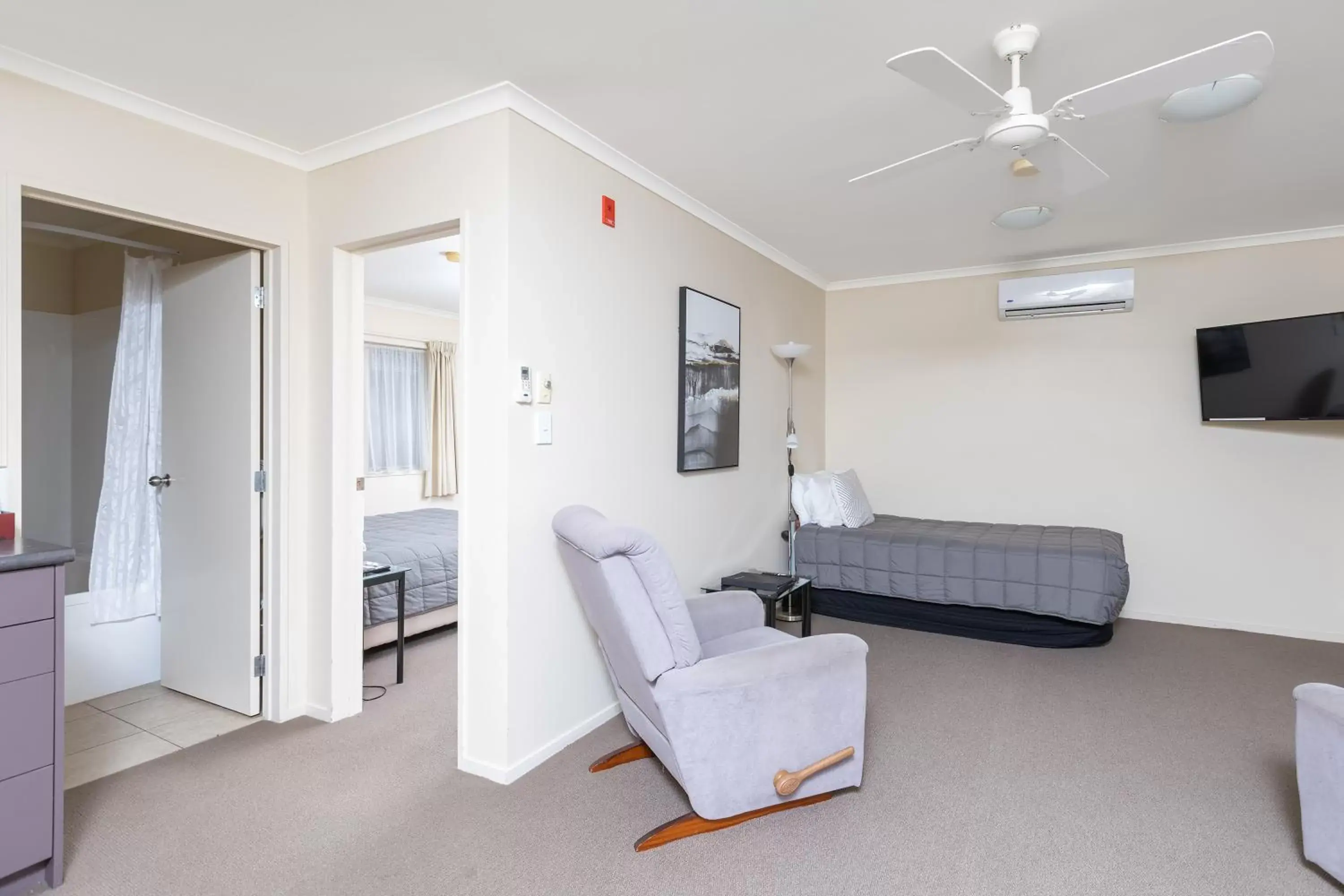 One-Bedroom Apartment with Spa Bath in BK's Chardonnay Motor Lodge One-Bedroom Apartment with Spa Bath in BK's Chardonnay Motor Lodge