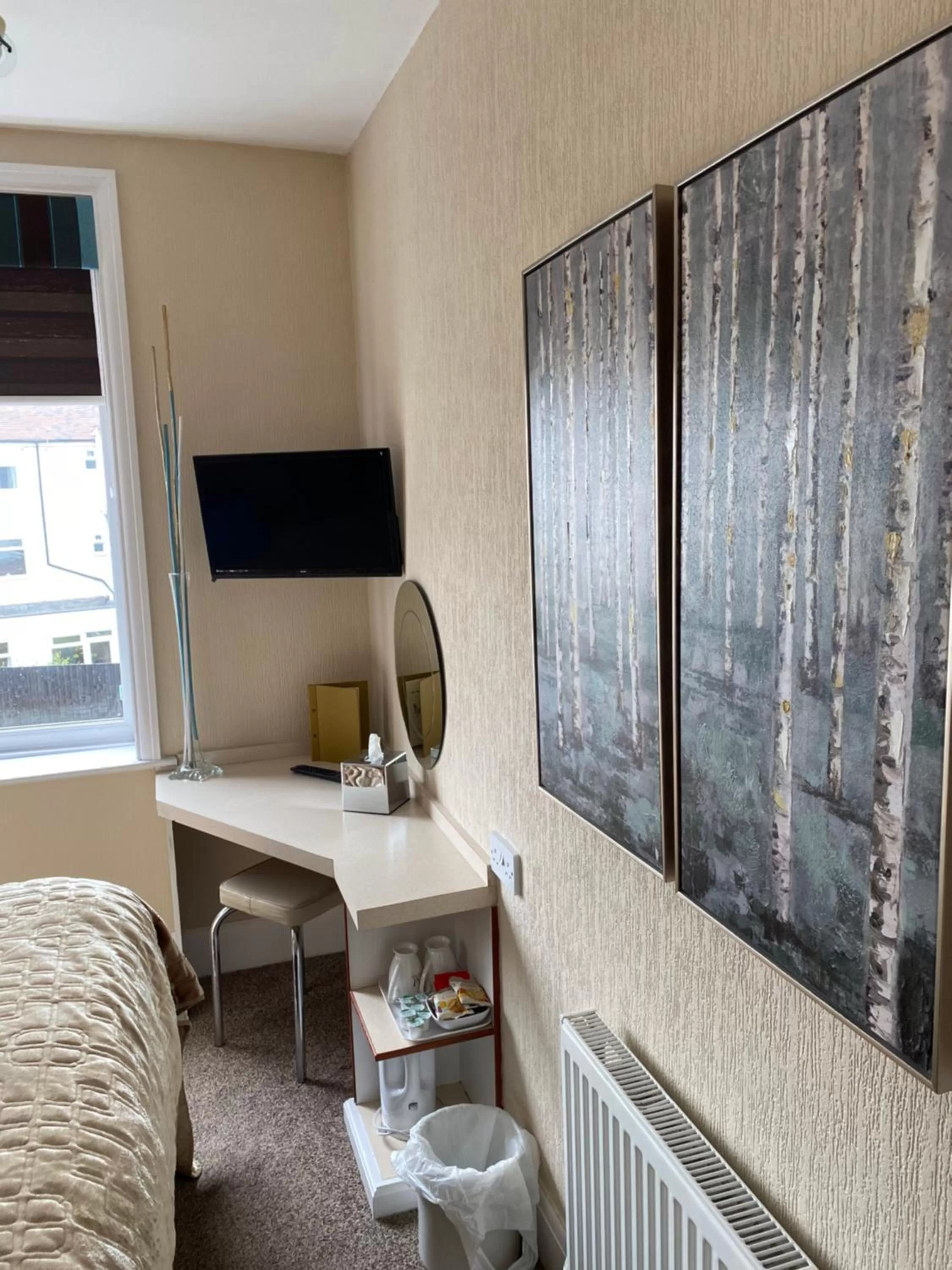 Bedroom, Bed in Park Manor Hotel