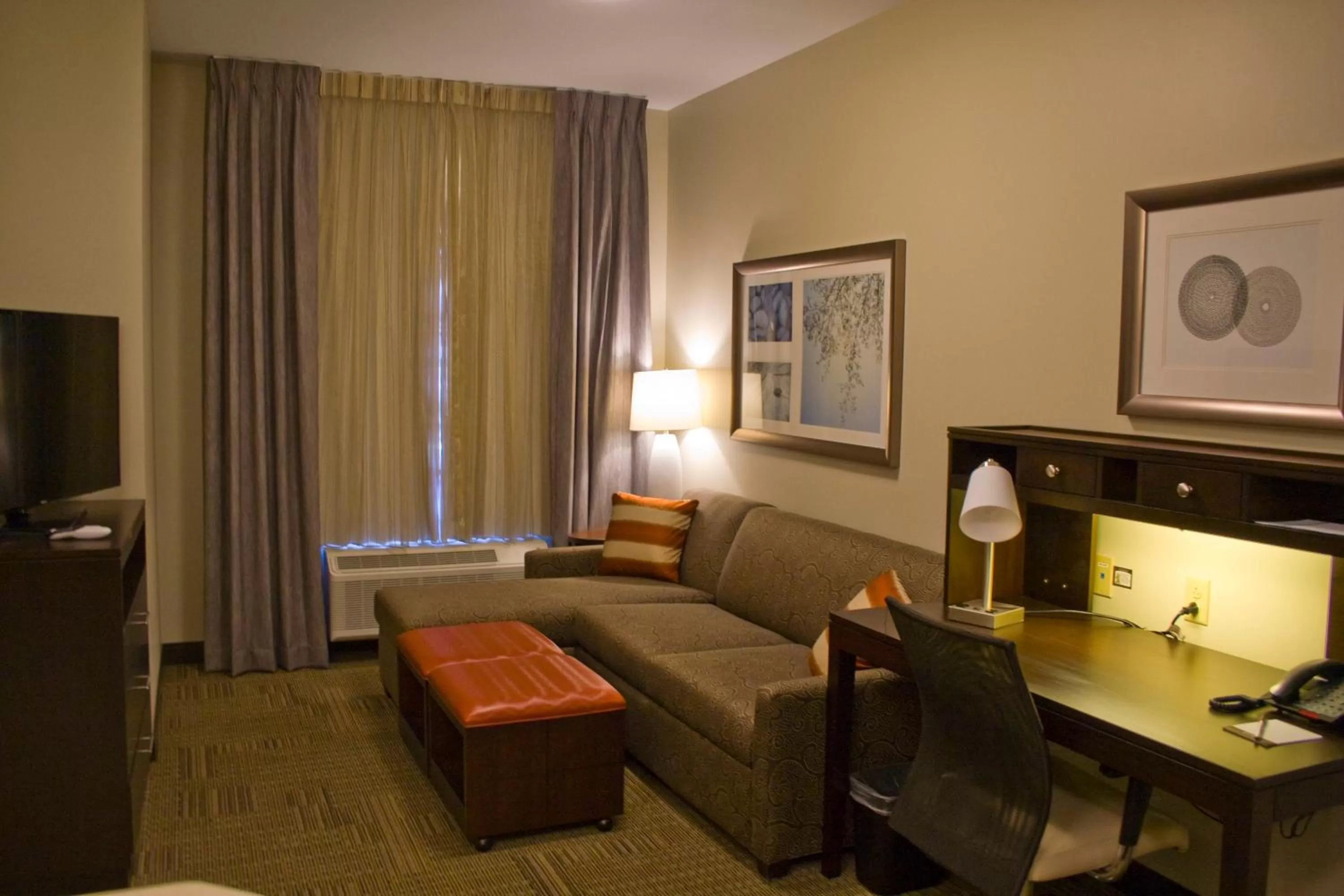 Photo of the whole room, Bed in Staybridge Suites Toledo - Rossford - Perrysburg by IHG