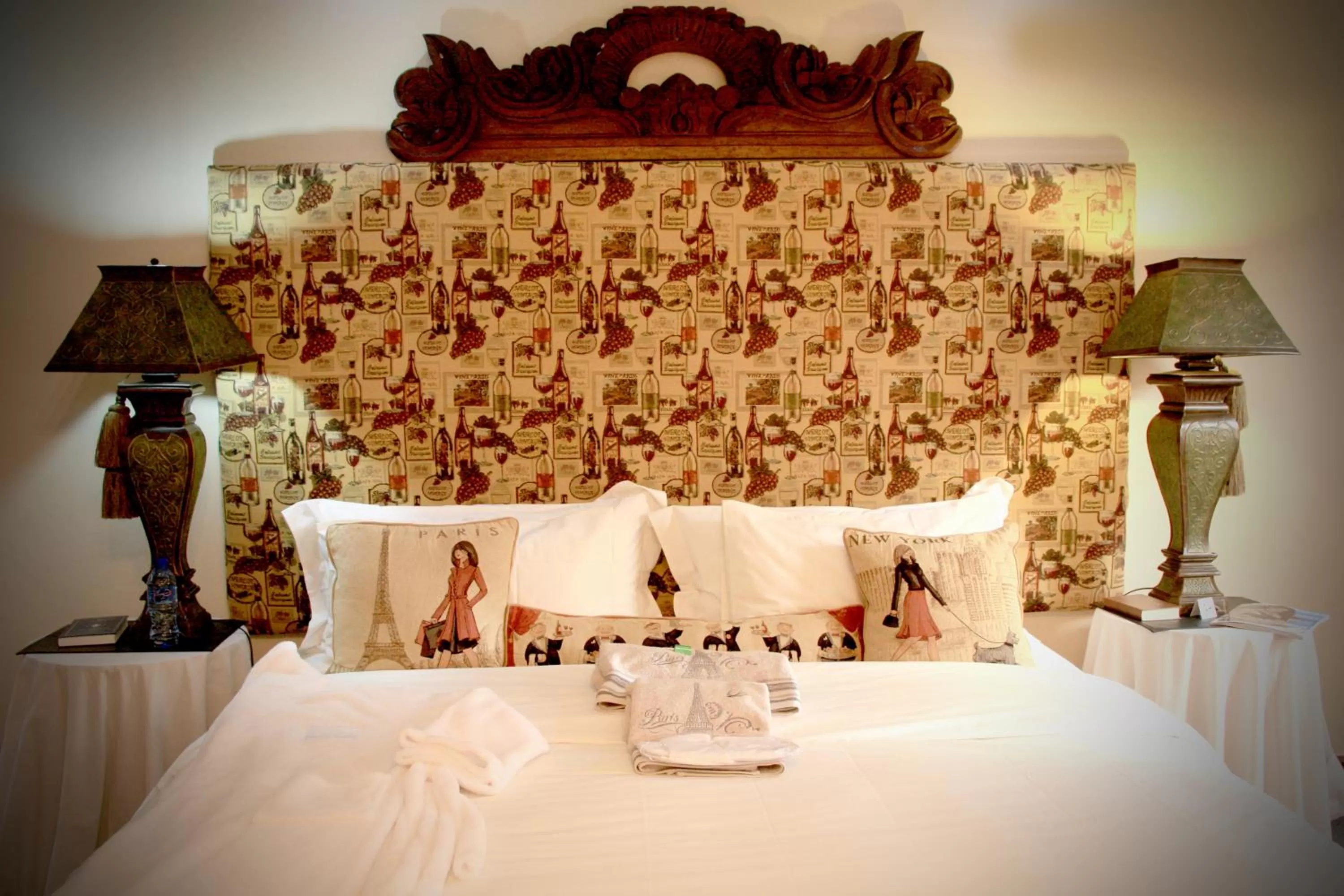 Bedroom, Bed in Victoria Manor