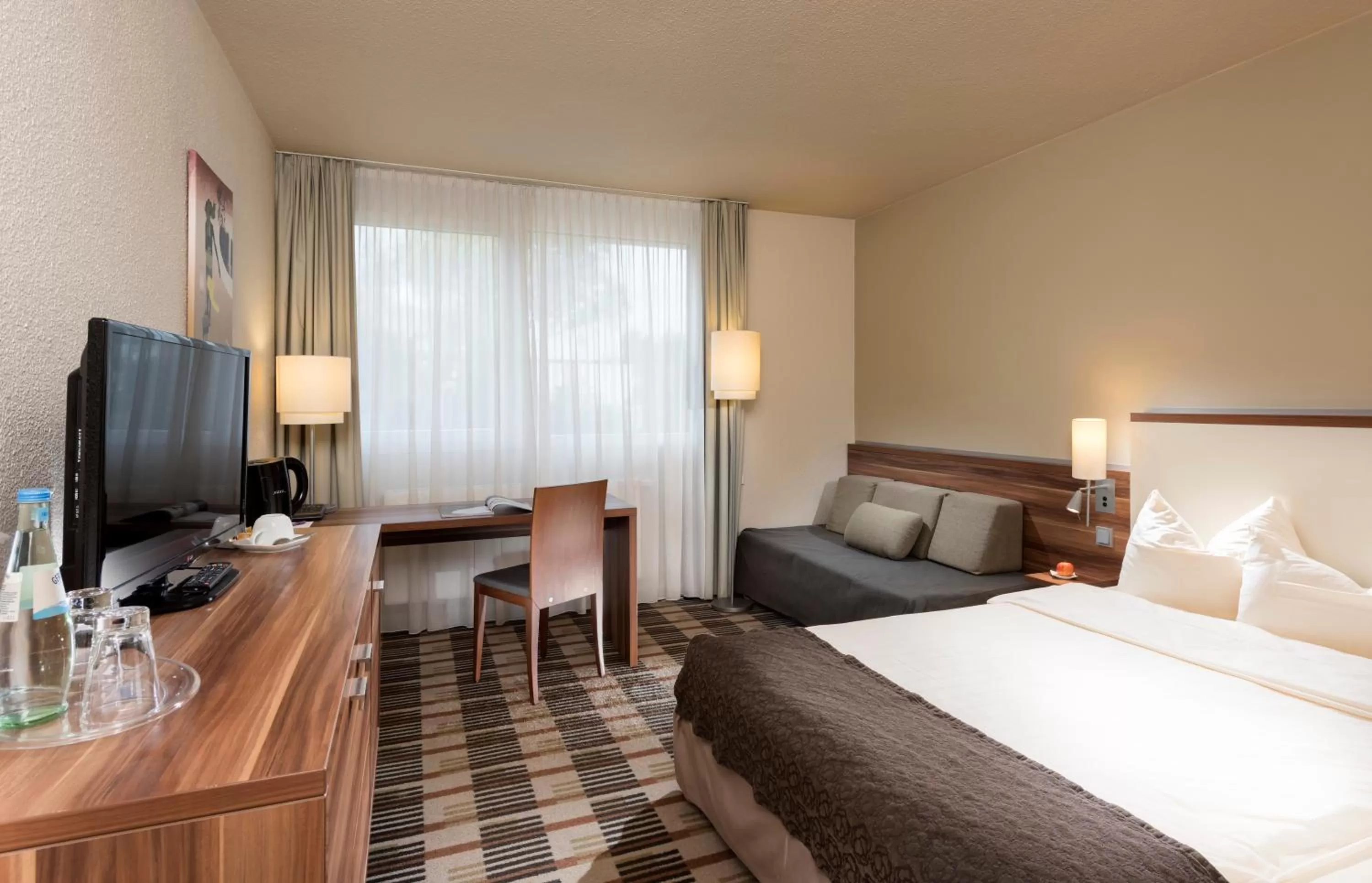 Toilet, Bed in Mercure Hotel Saarbrücken Süd