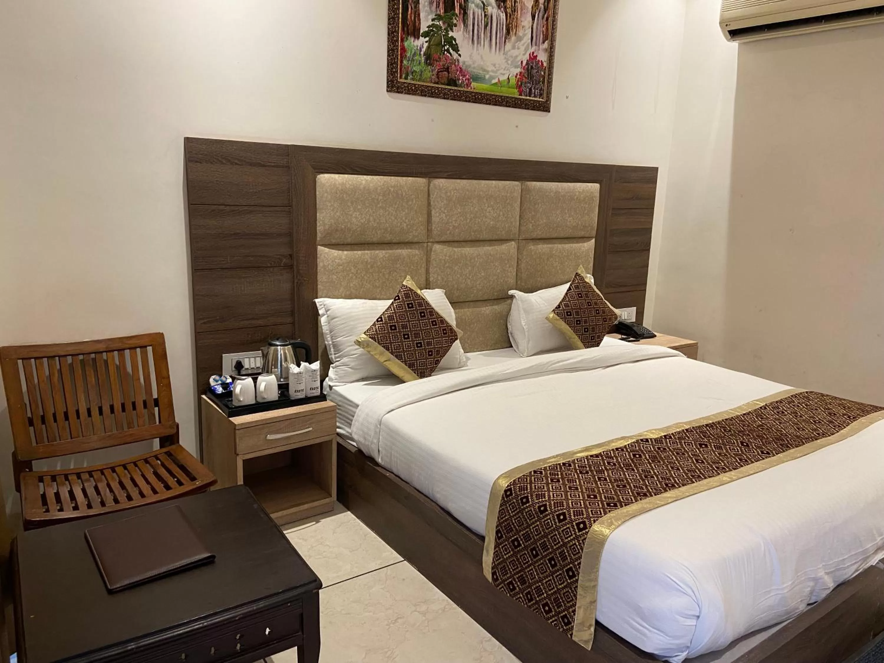 Bedroom, Bed in Hotel Exotic - 5 min walk from Golden Temple