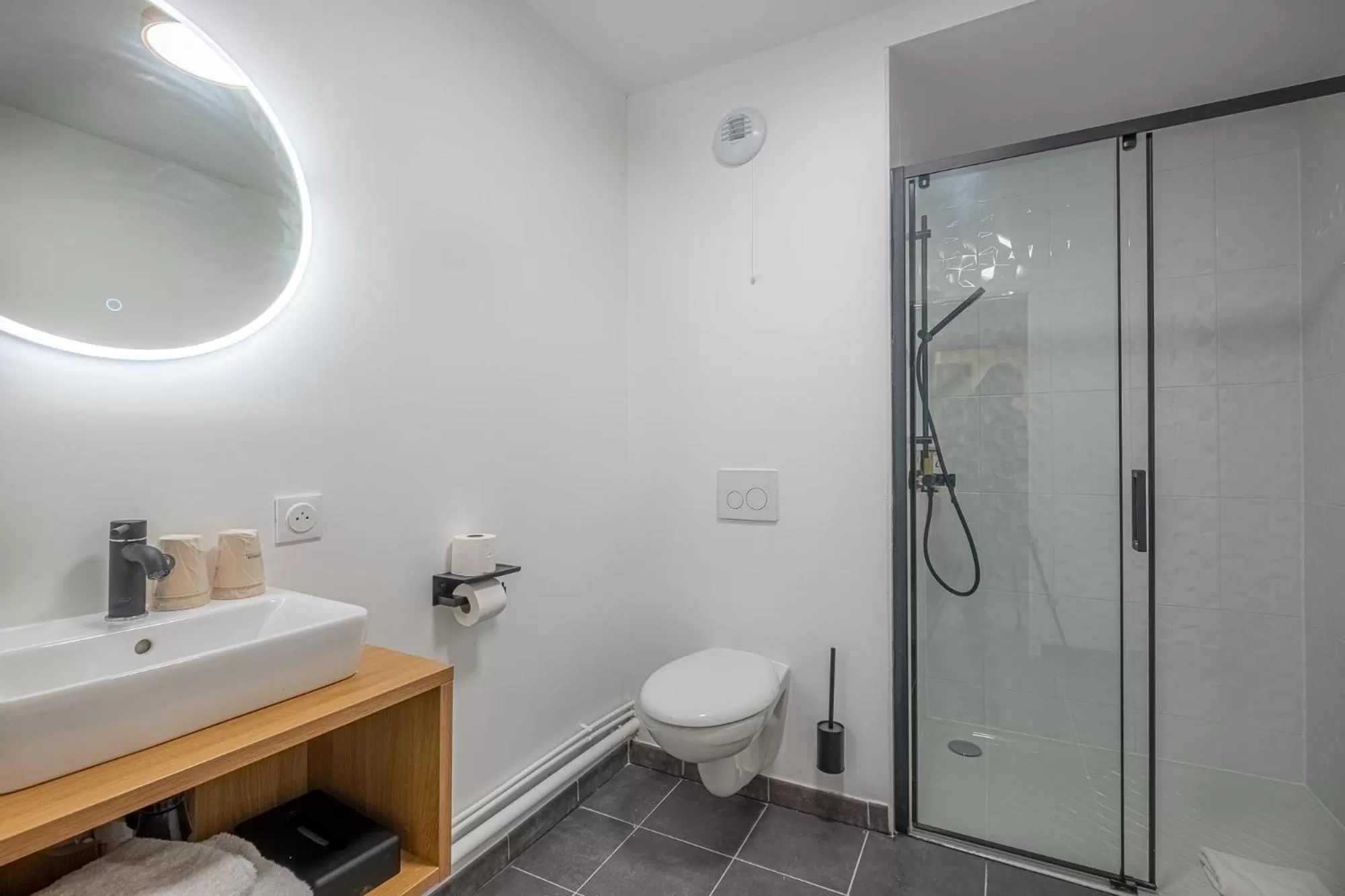 Shower in The Originals Boutique Hôtel Amiens Sud