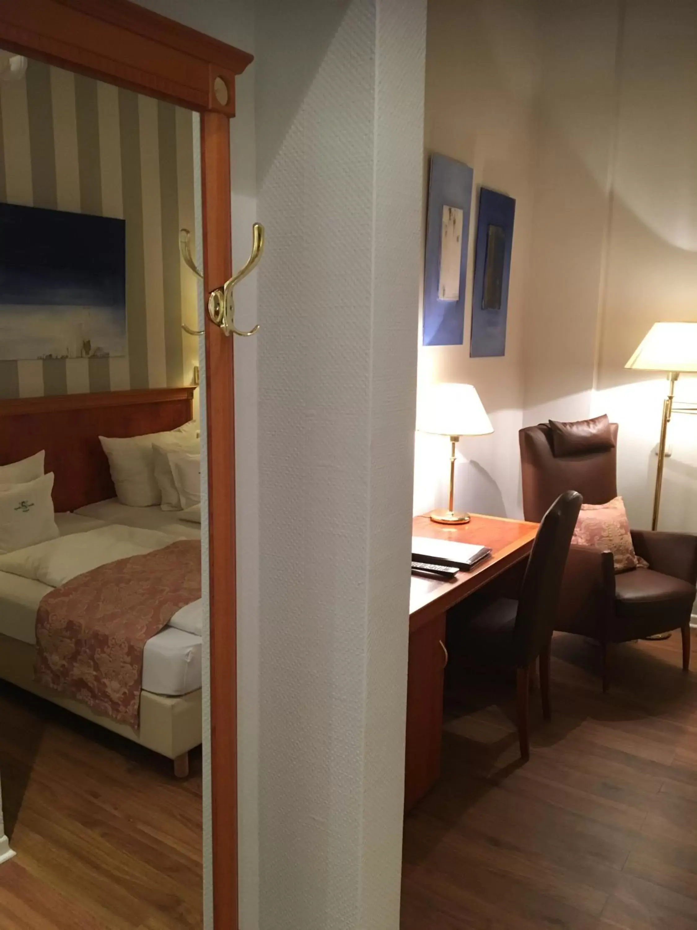 Double Room in Budget by Hotel Savoy Hannover Double Room in Budget by Hotel Savoy Hannover