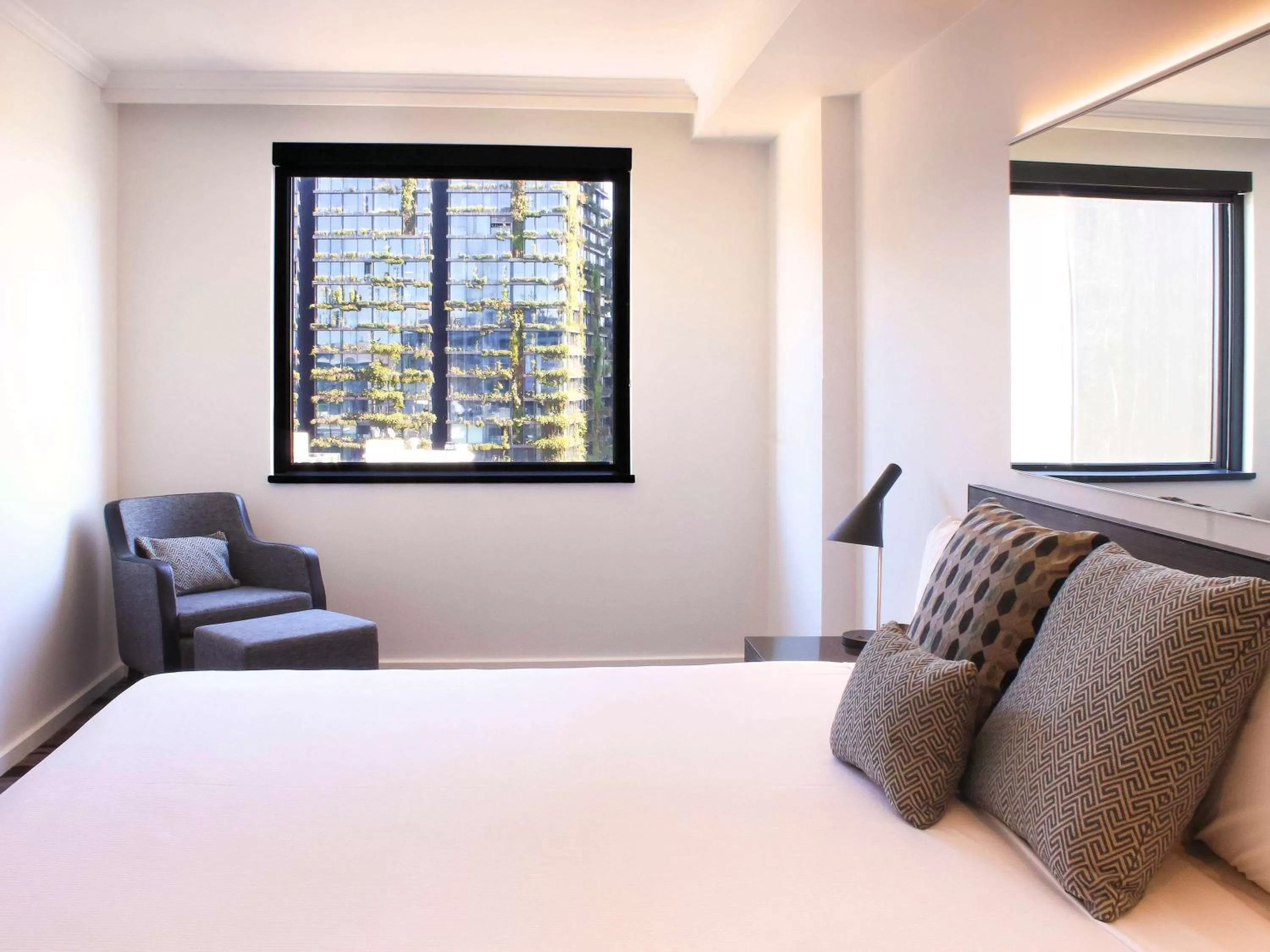 Photo of the whole room, Bed in Mercure Sydney