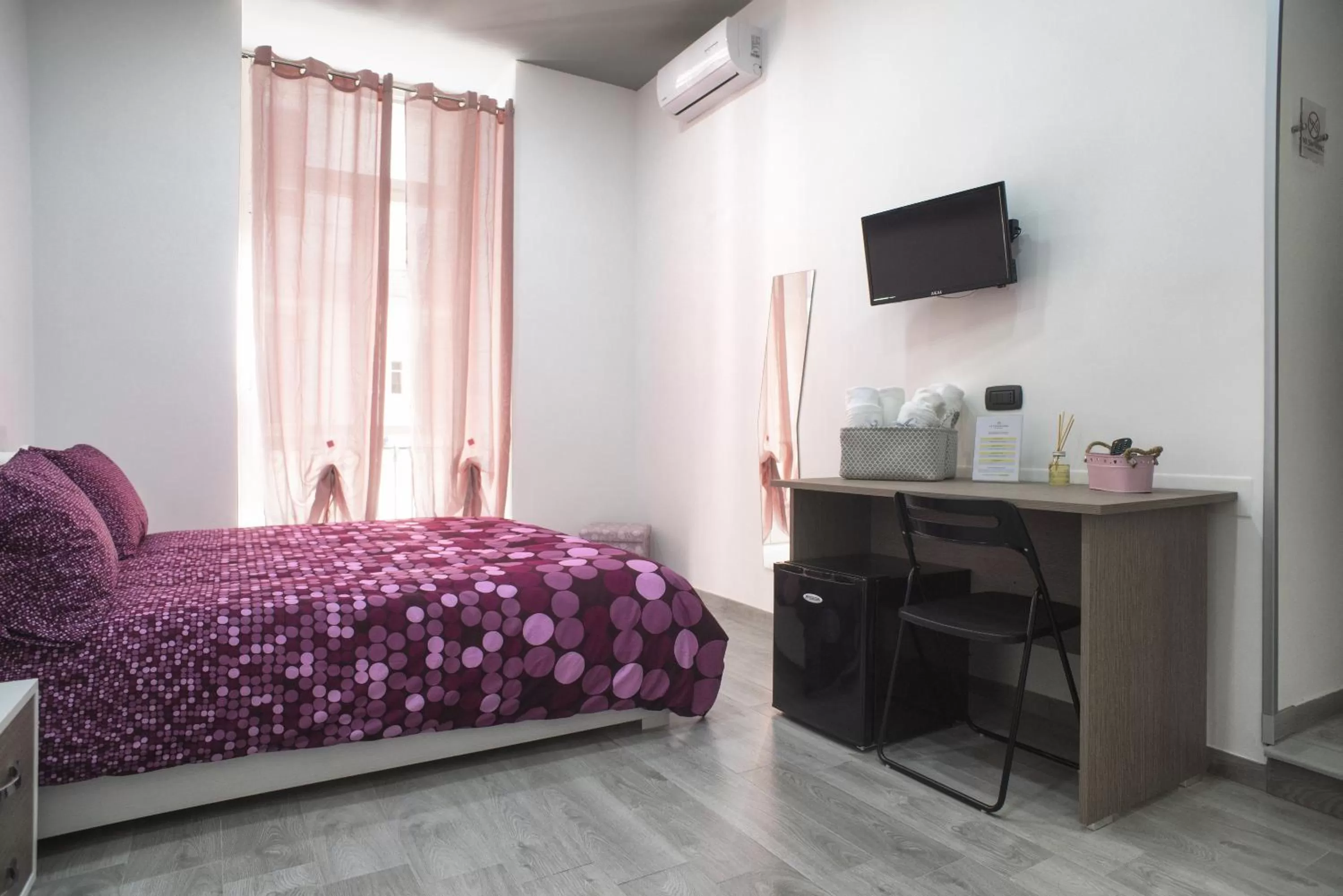 Shower, Bed in La Casa di Luna