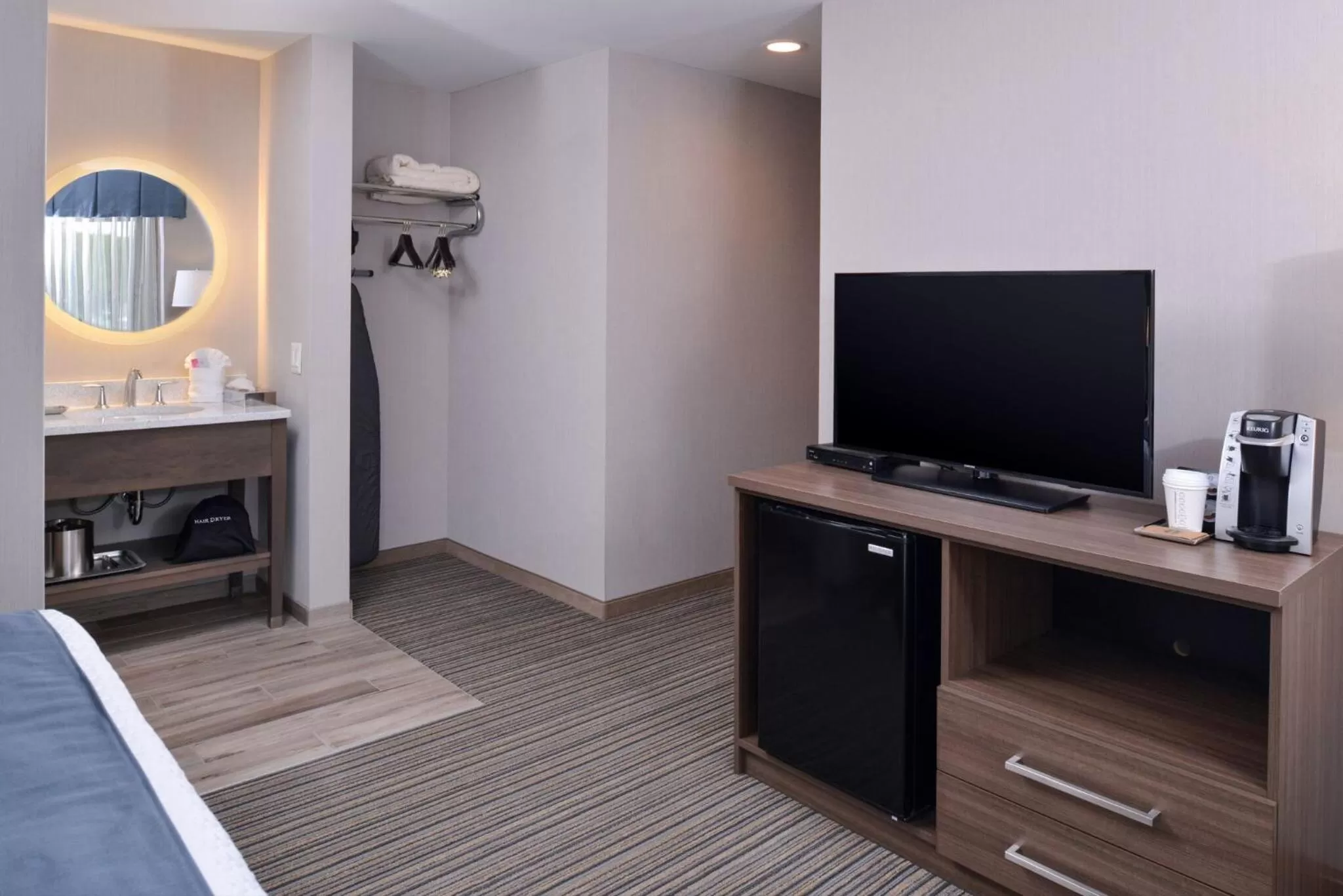 Swimming pool, Bed in Anchored Inn at Hidden Harbor