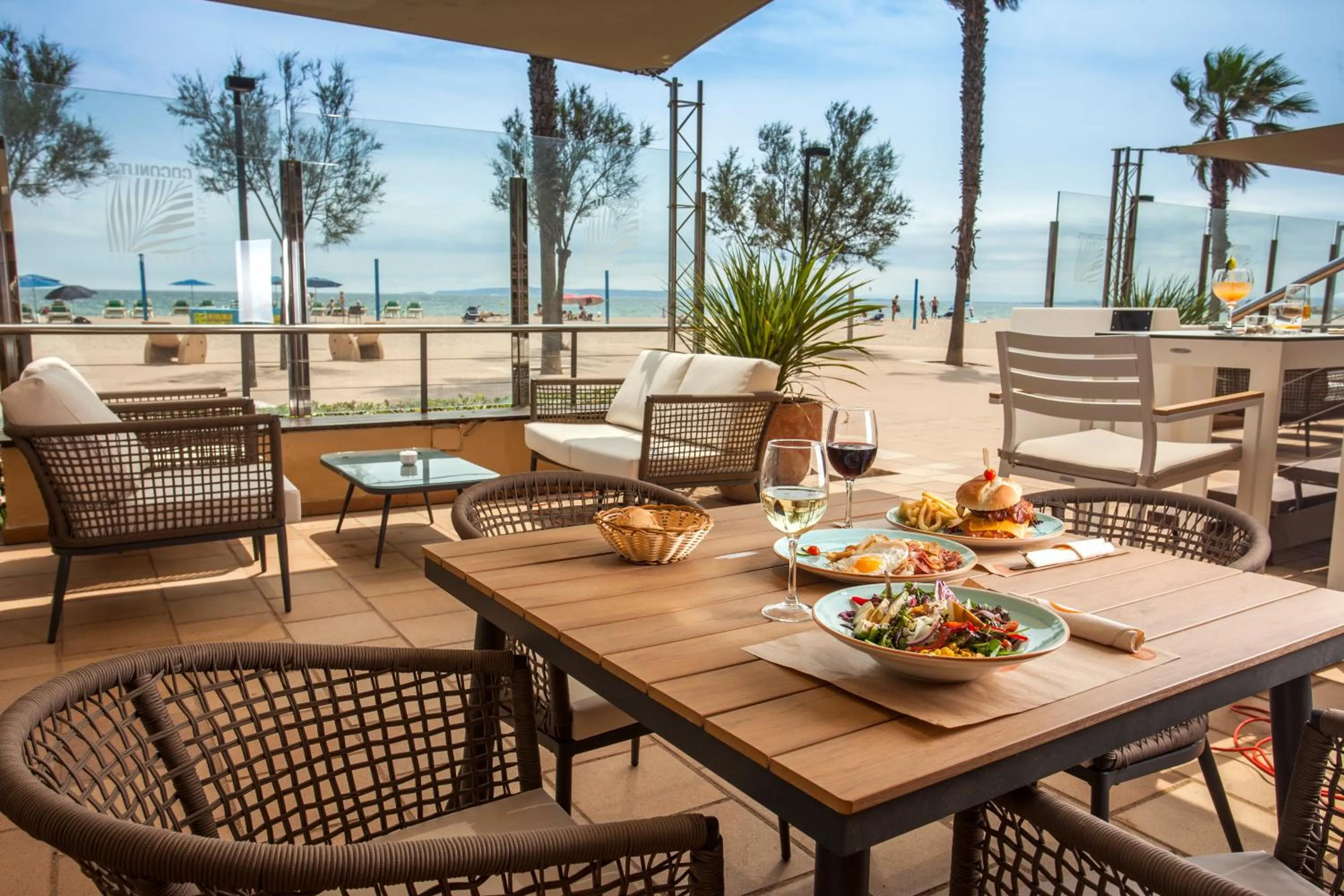 Restaurant/places to eat in Hotel Monterrey Roses by Pierre & Vacances