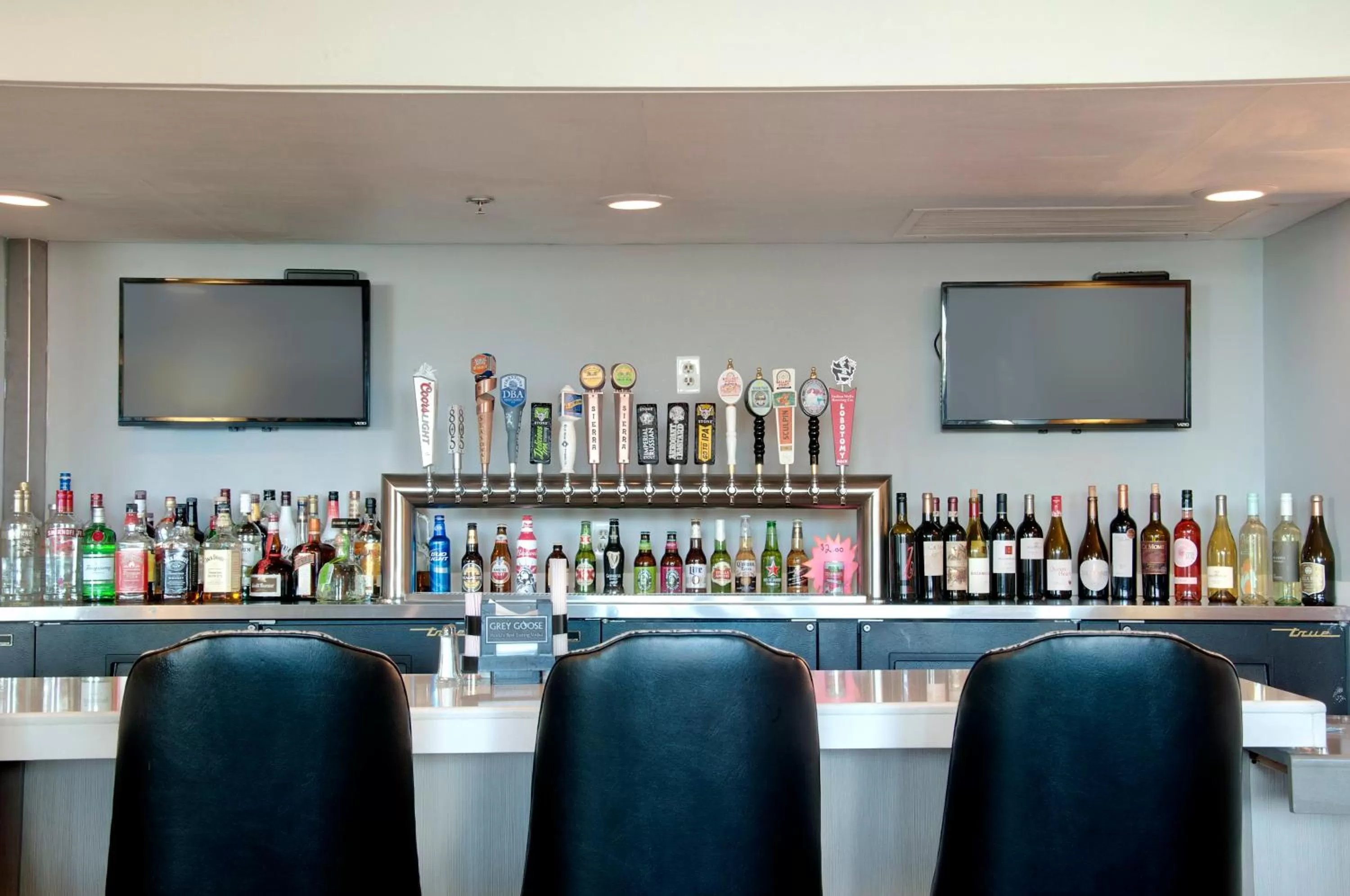 Lounge or bar in Holiday Inn Victorville by IHG