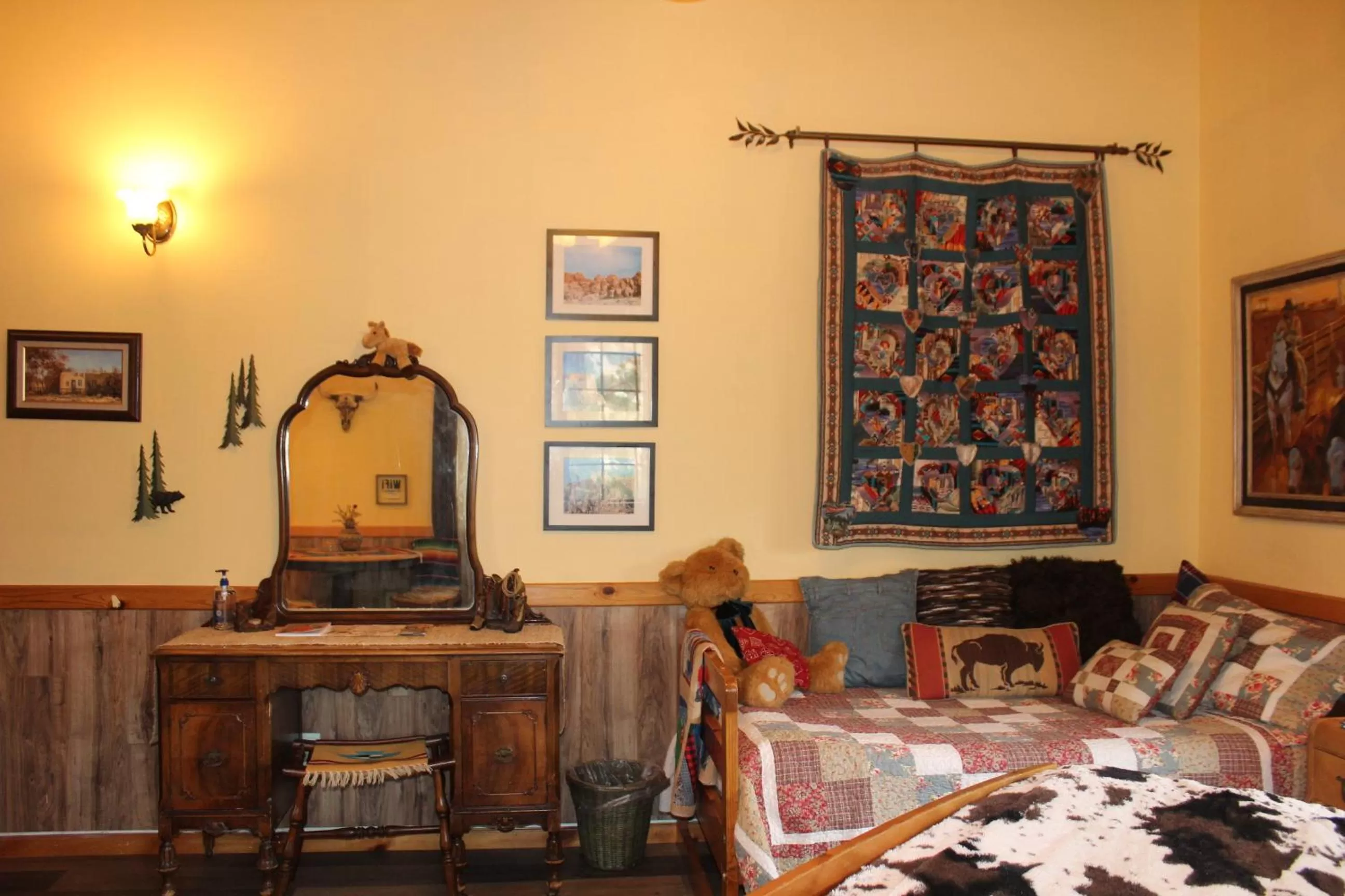 Photo of the whole room, Seating Area in The Old Bear BnB