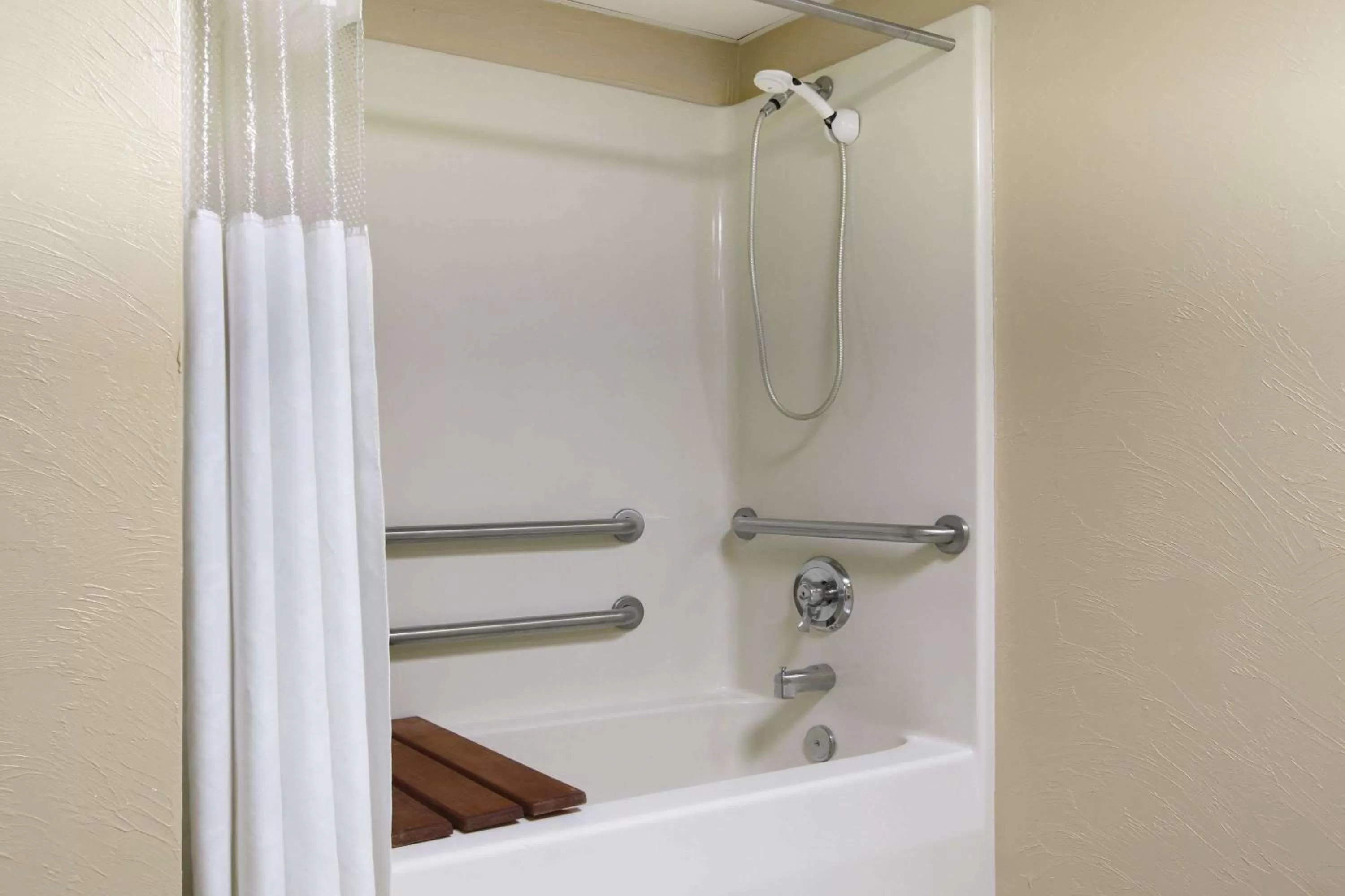 Photo of the whole room, Bathroom in Days Inn by Wyndham Branson/Near the Strip