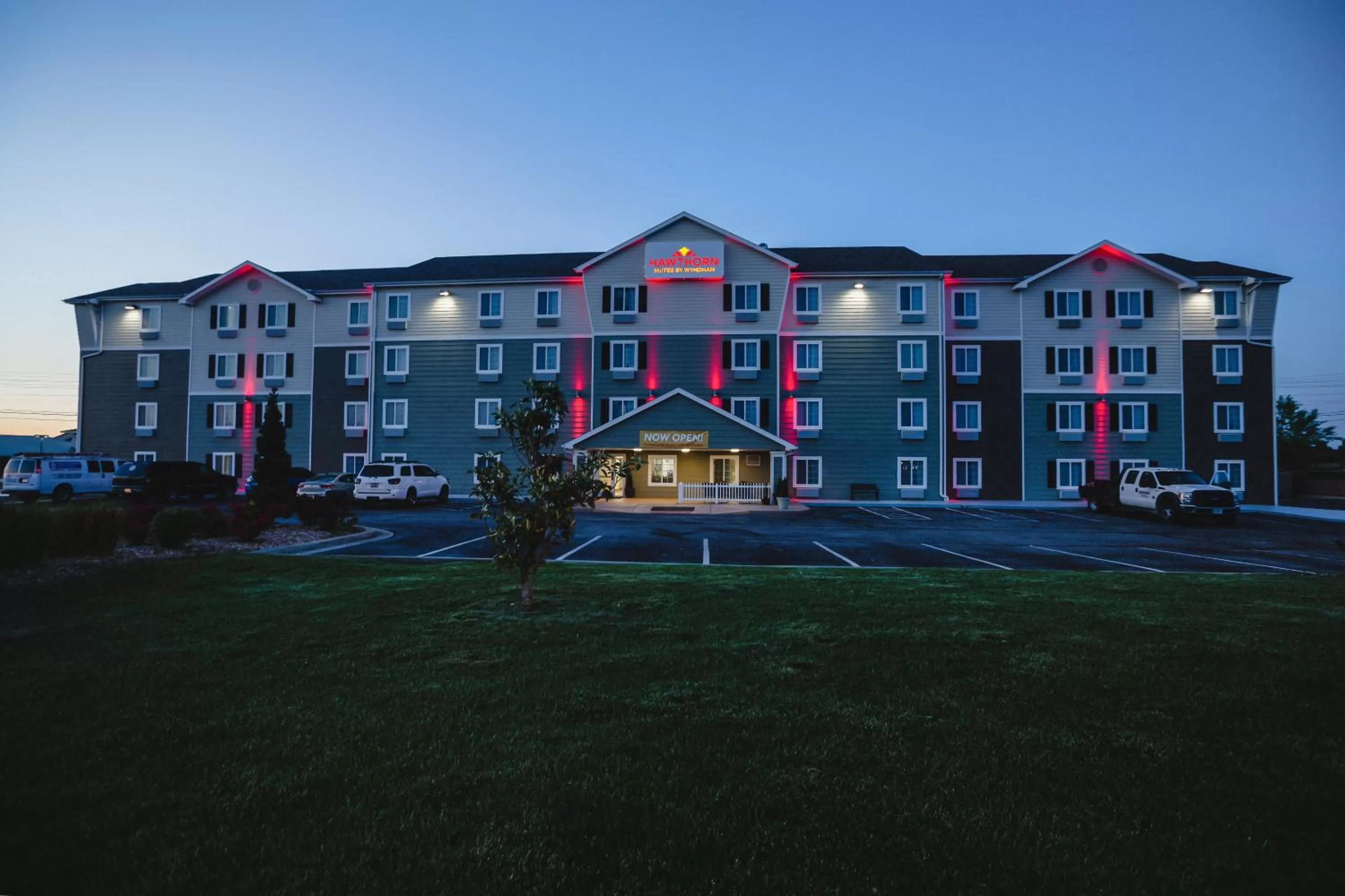 Property building in Hawthorn Extended Stay by Wyndham Saint Robert