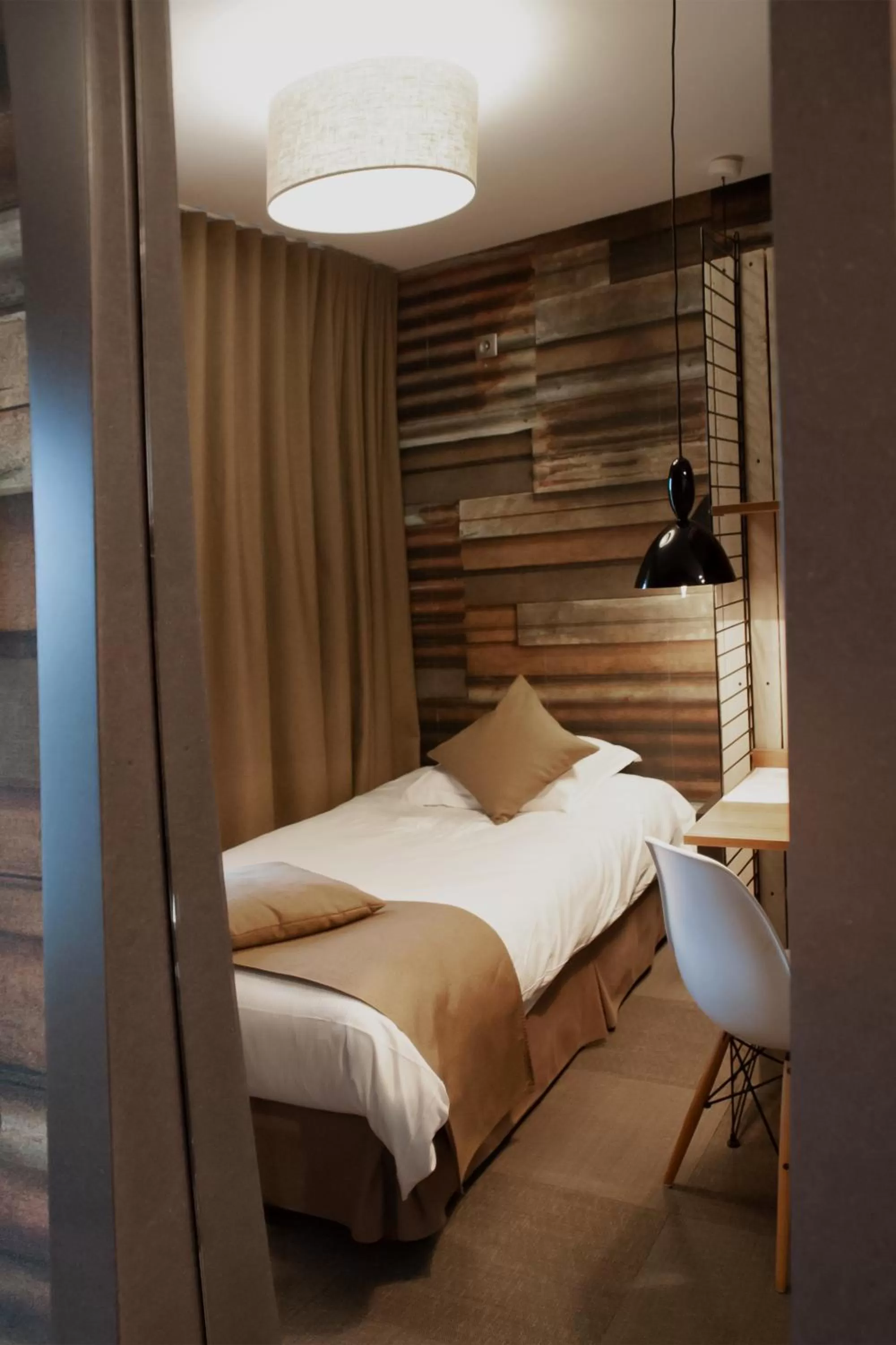 Photo of the whole room, Bed in Nota Bene