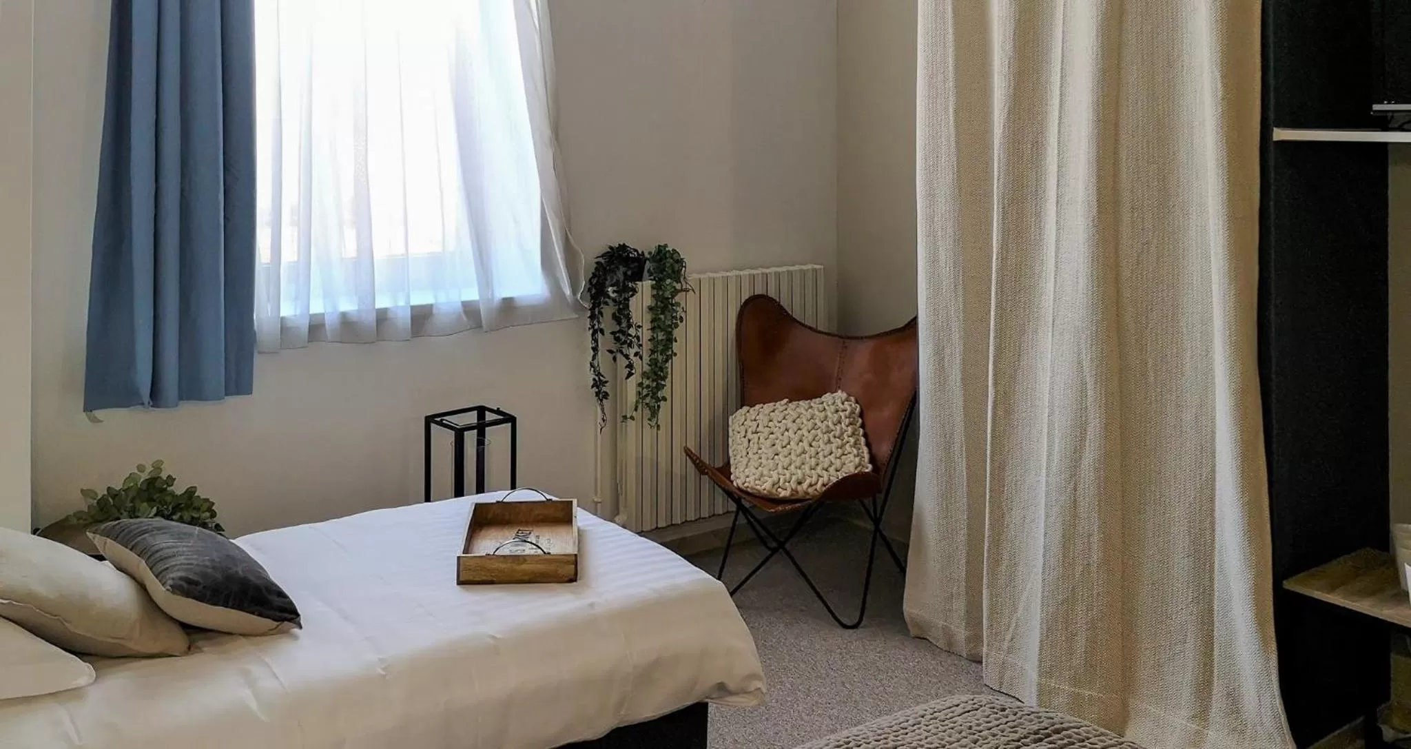 Bedroom, Bed in Centre Bol Vert