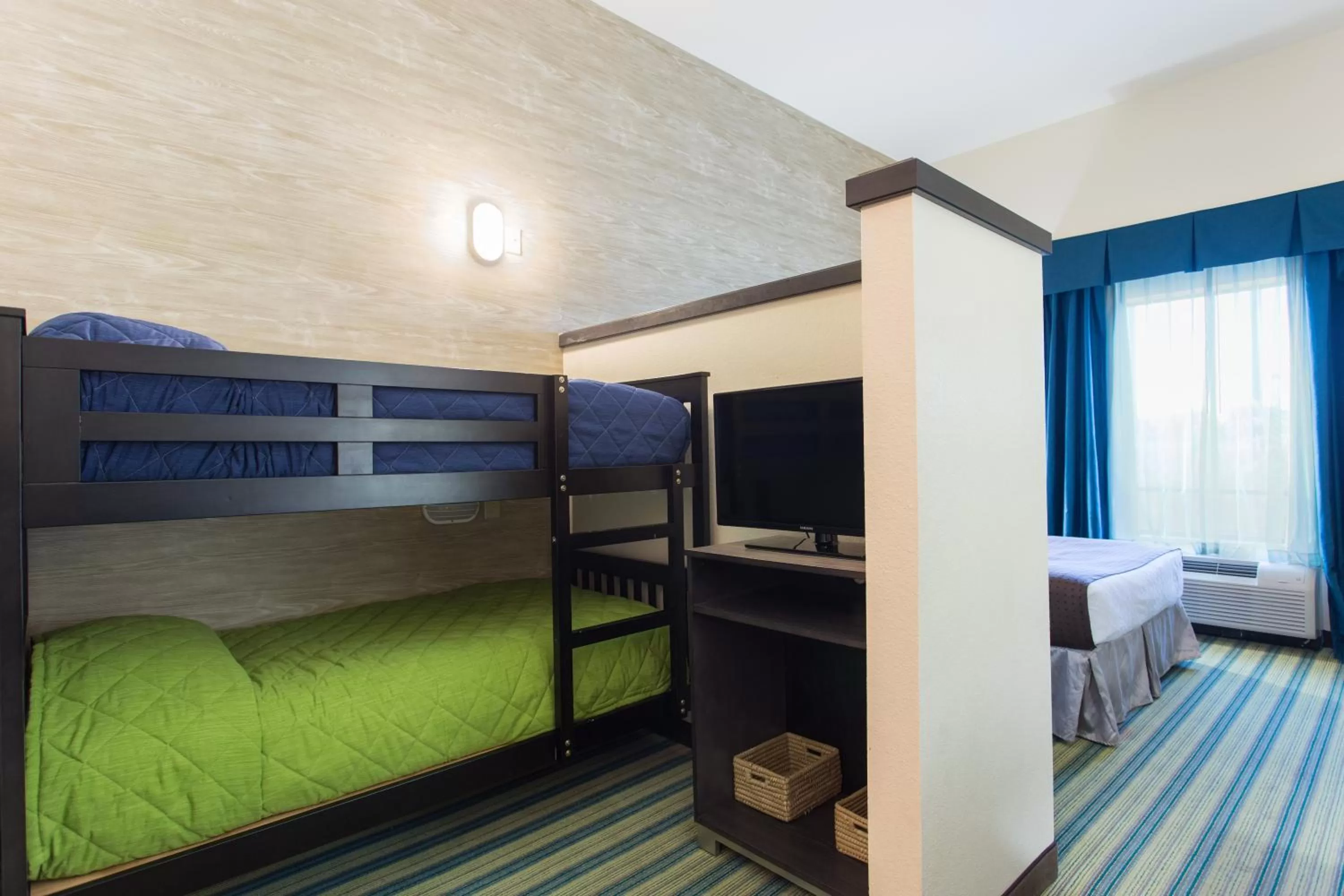 Photo of the whole room, Bed in Holiday Inn Texarkana Arkansas Convention Center by IHG