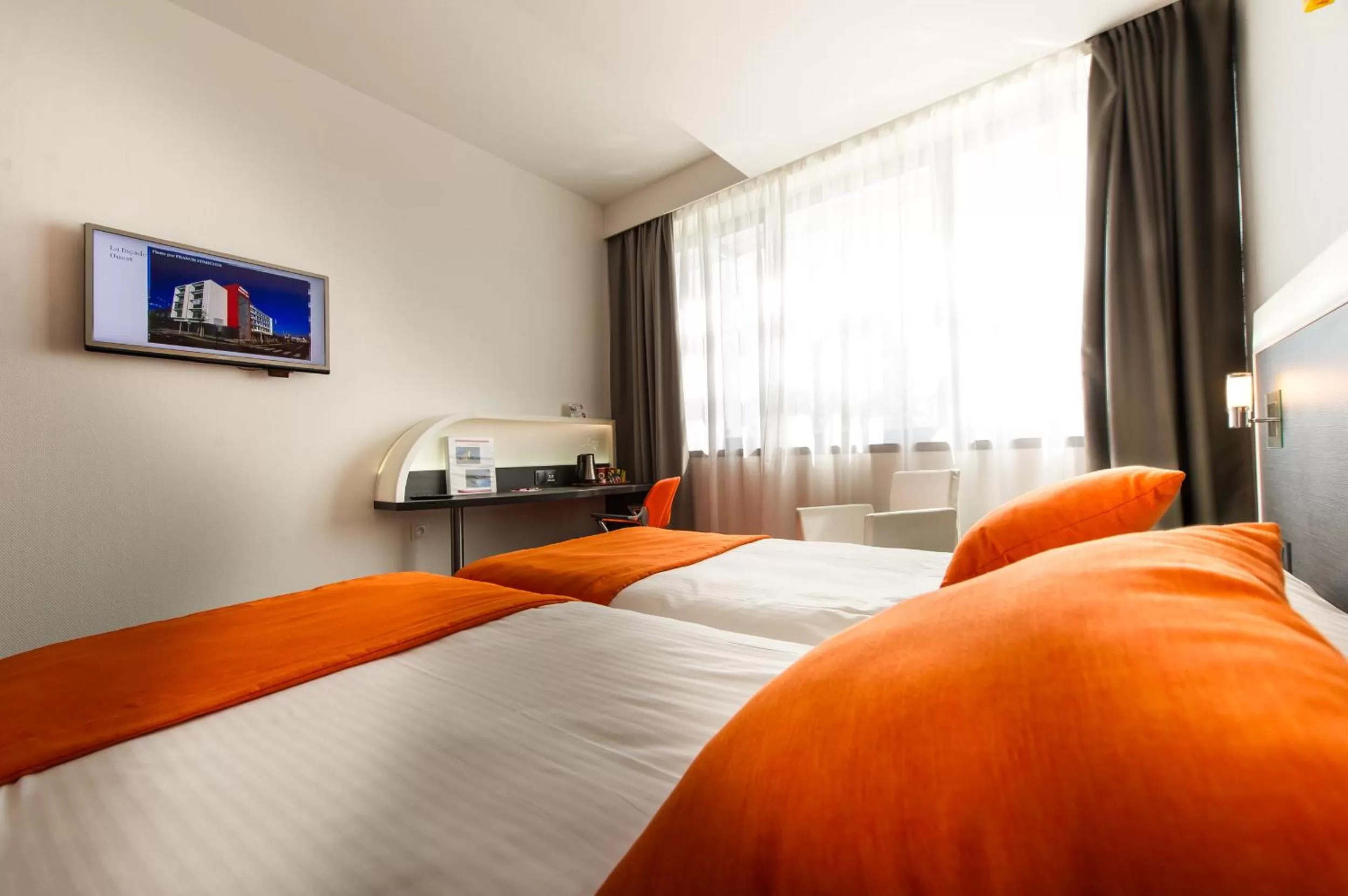 Bedroom, Bed in Hôtel Restaurant Athena Spa