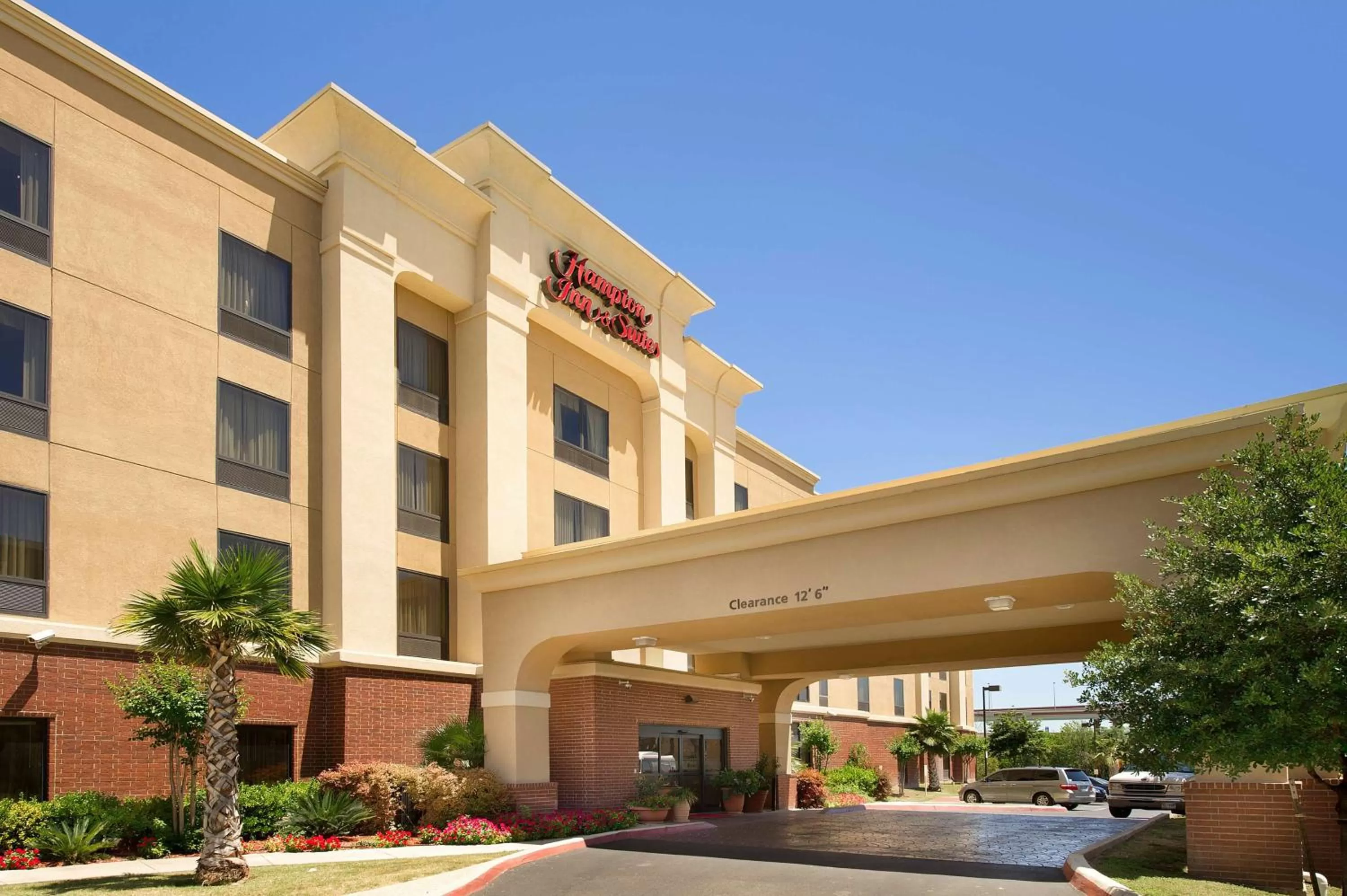 Property building in Hampton Inn and Suites San Antonio Airport