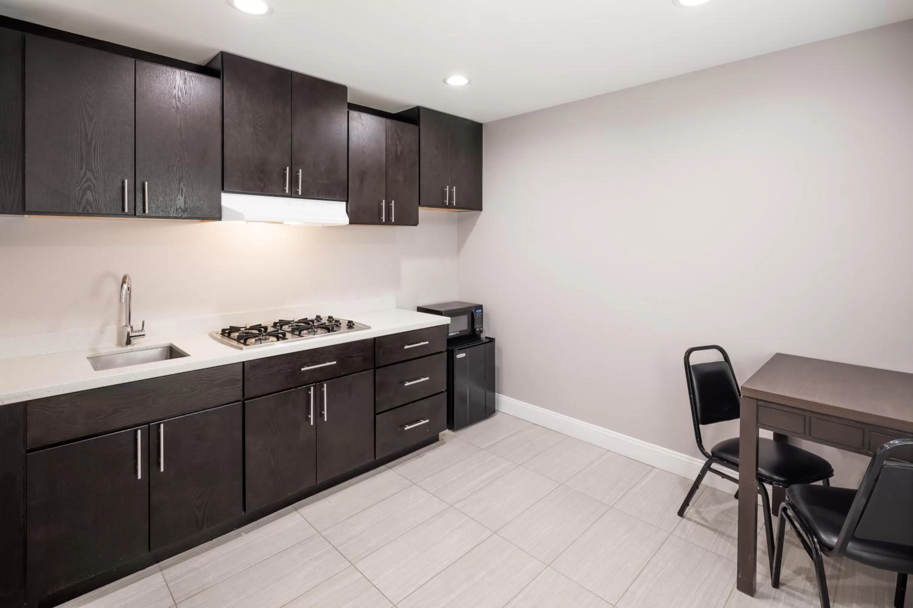 Kitchen or kitchenette in Vallejo Inn