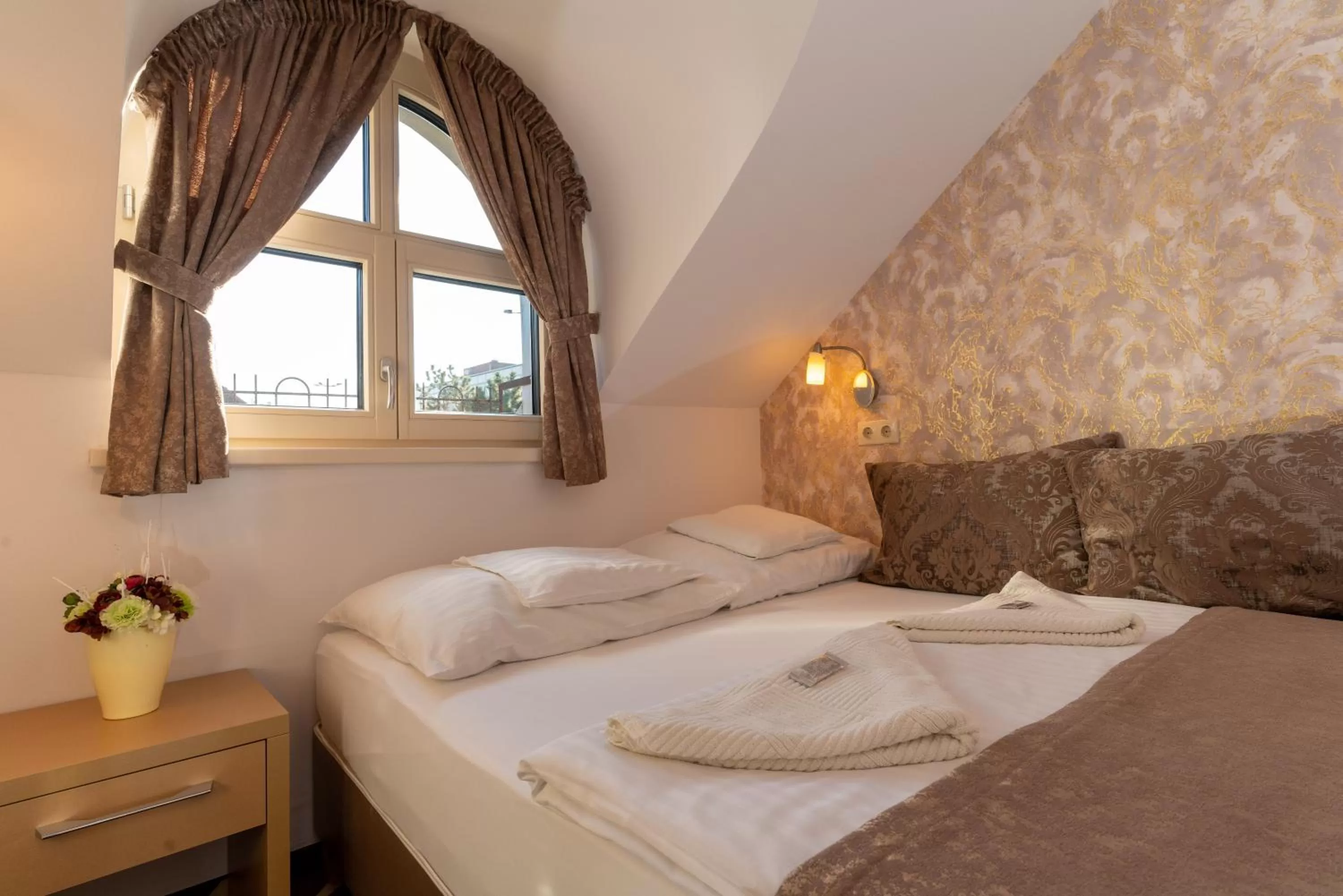 Photo of the whole room, Bed in Teátrum Boutique Hotel