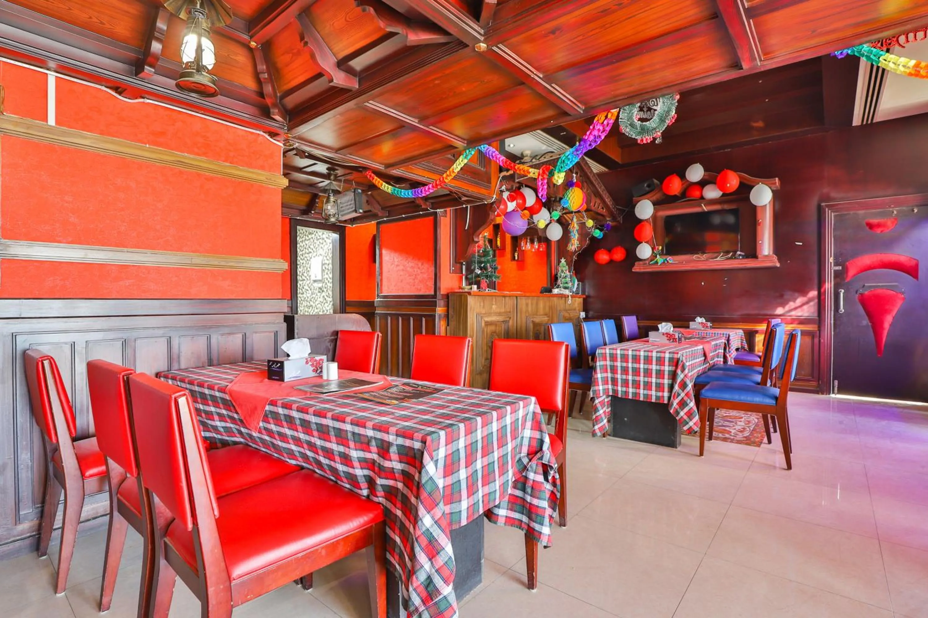 Restaurant/places to eat in Grand PJ Hotel