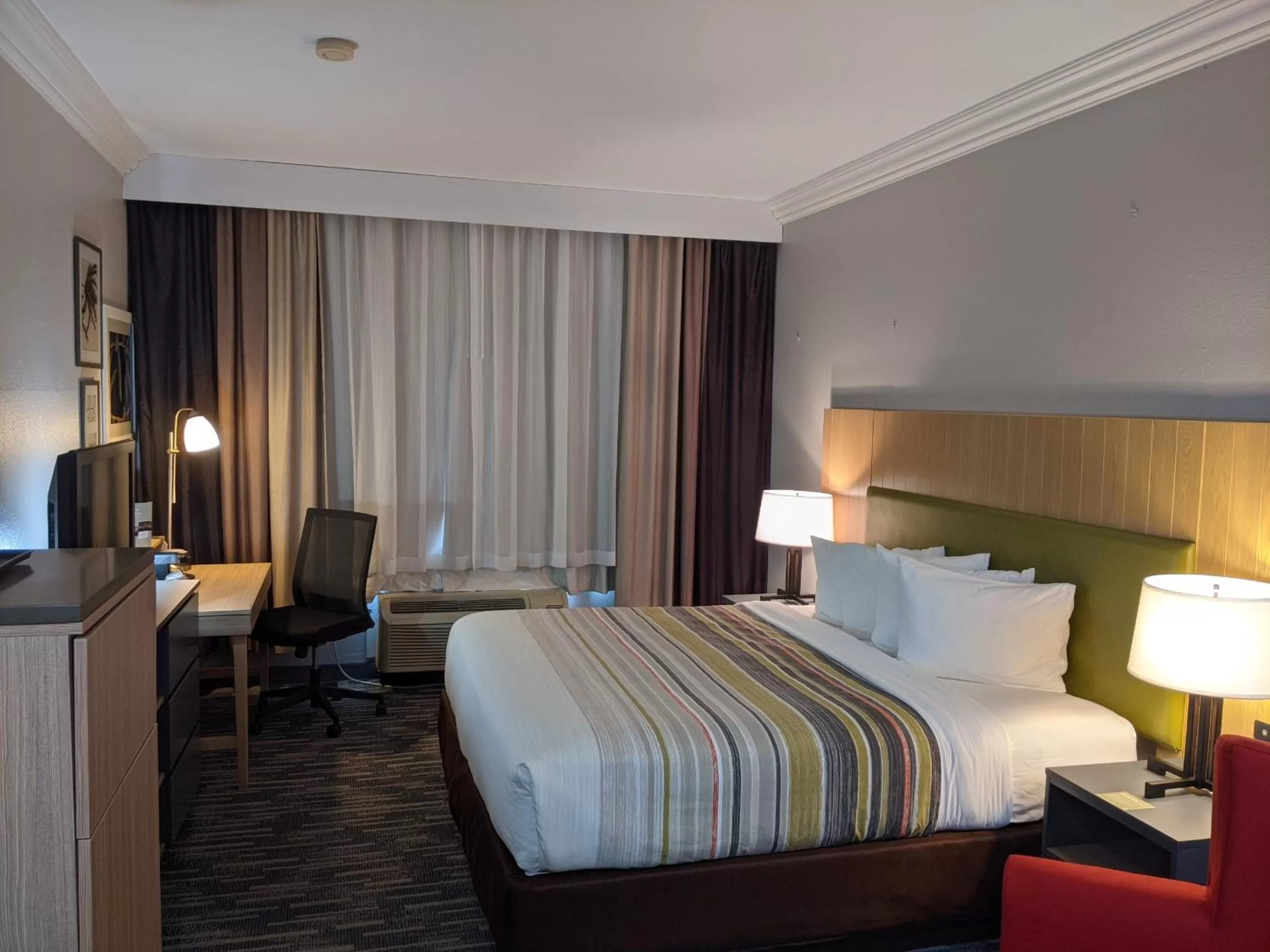 Bed in Country Inn & Suites by Radisson, Nashville, TN