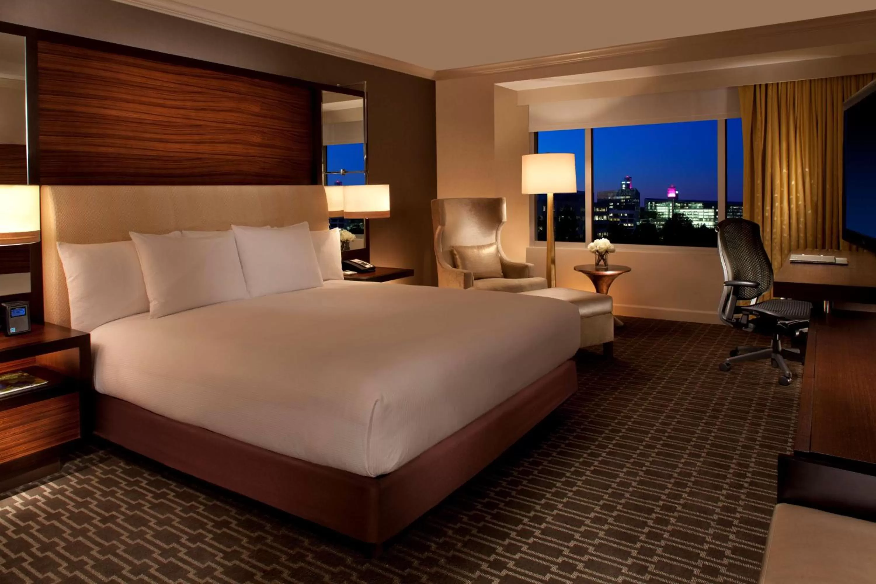 Bedroom, Bed in Hilton McLean Tysons Corner