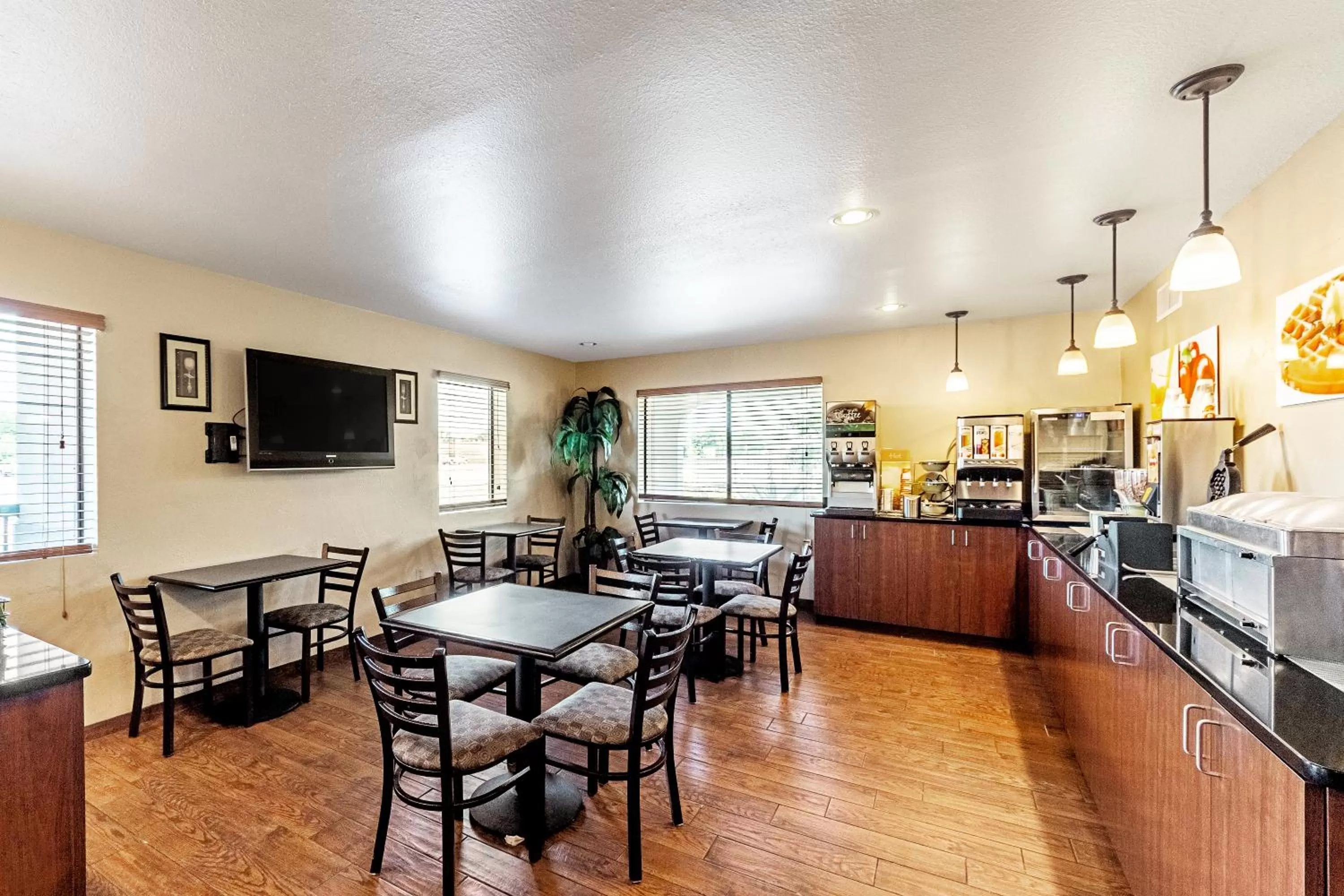 Dining area in Quality Inn Three Rivers