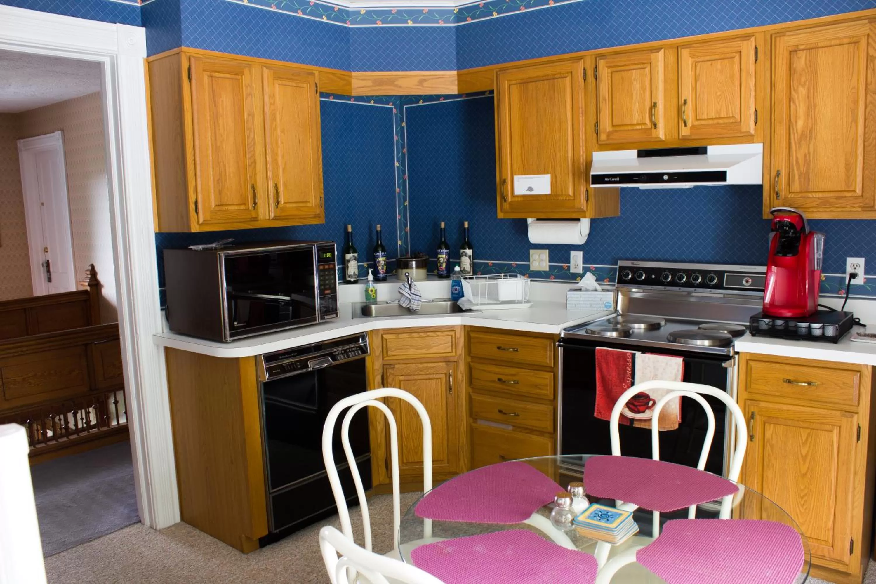 Coffee/tea facilities, Kitchen/Kitchenette in Hudson Manor Bed & Breakfast