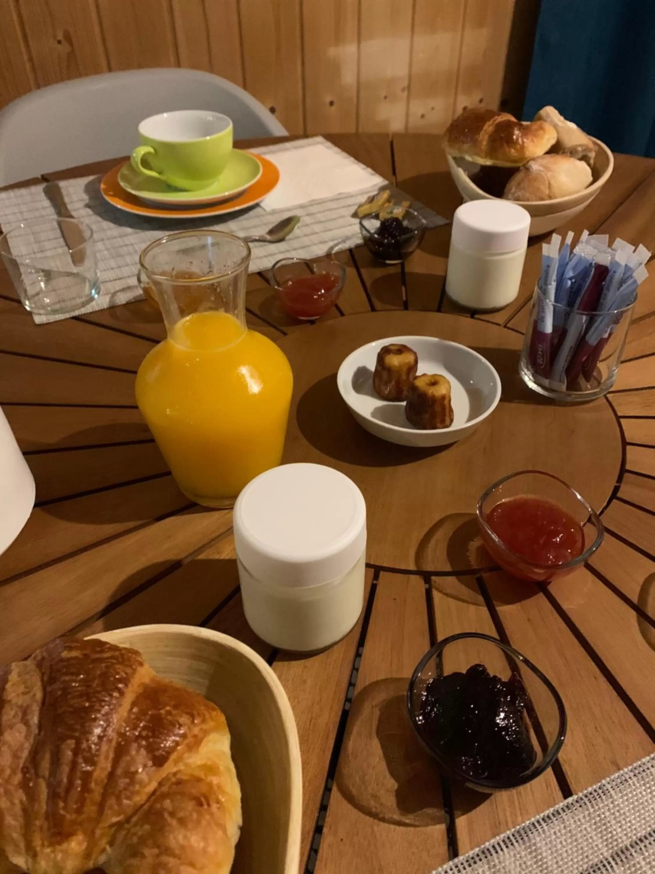 Breakfast in Hôtel la petite auberge