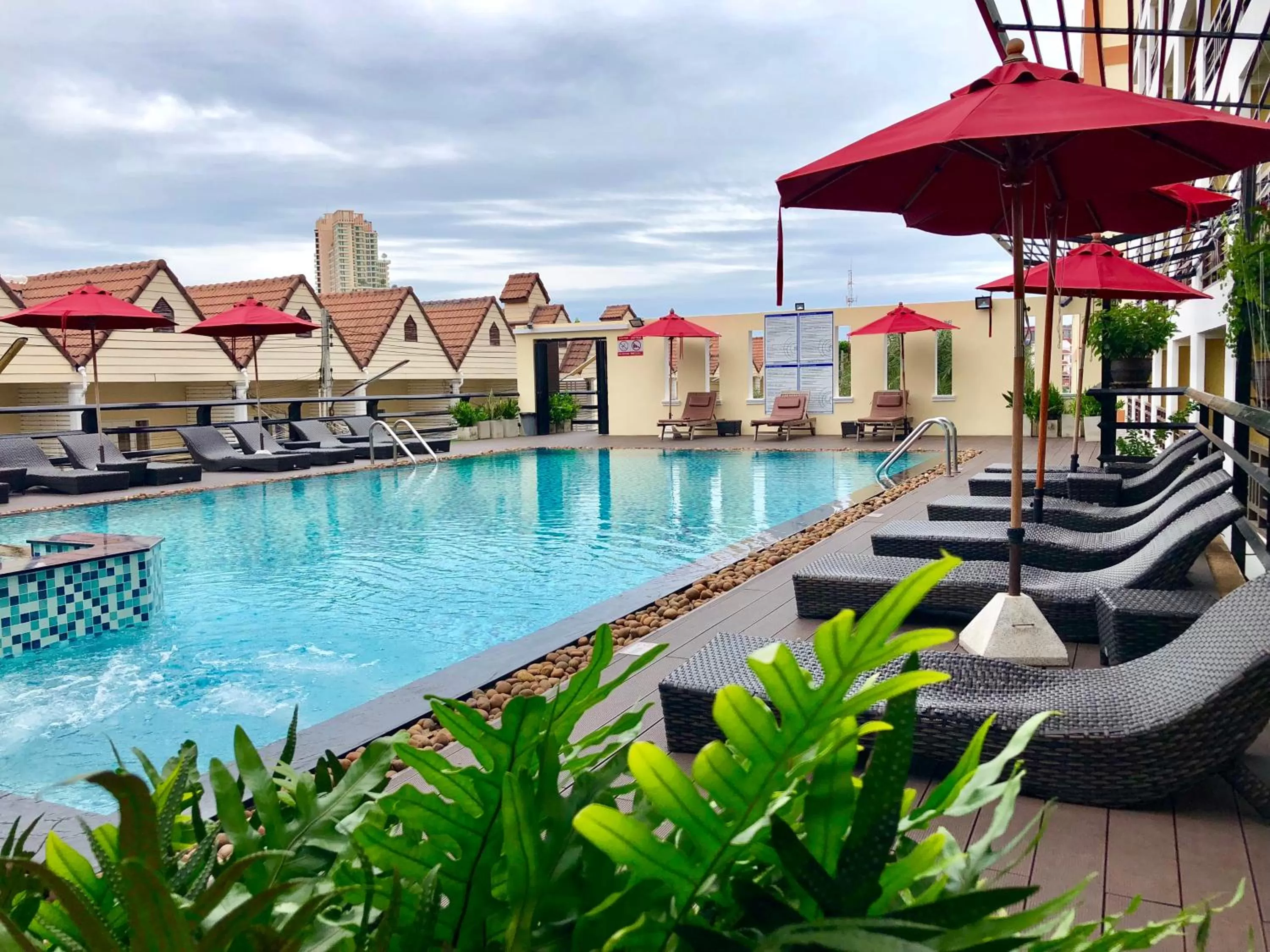 Swimming pool in Golden Sea Pattaya - SHA Extra Plus