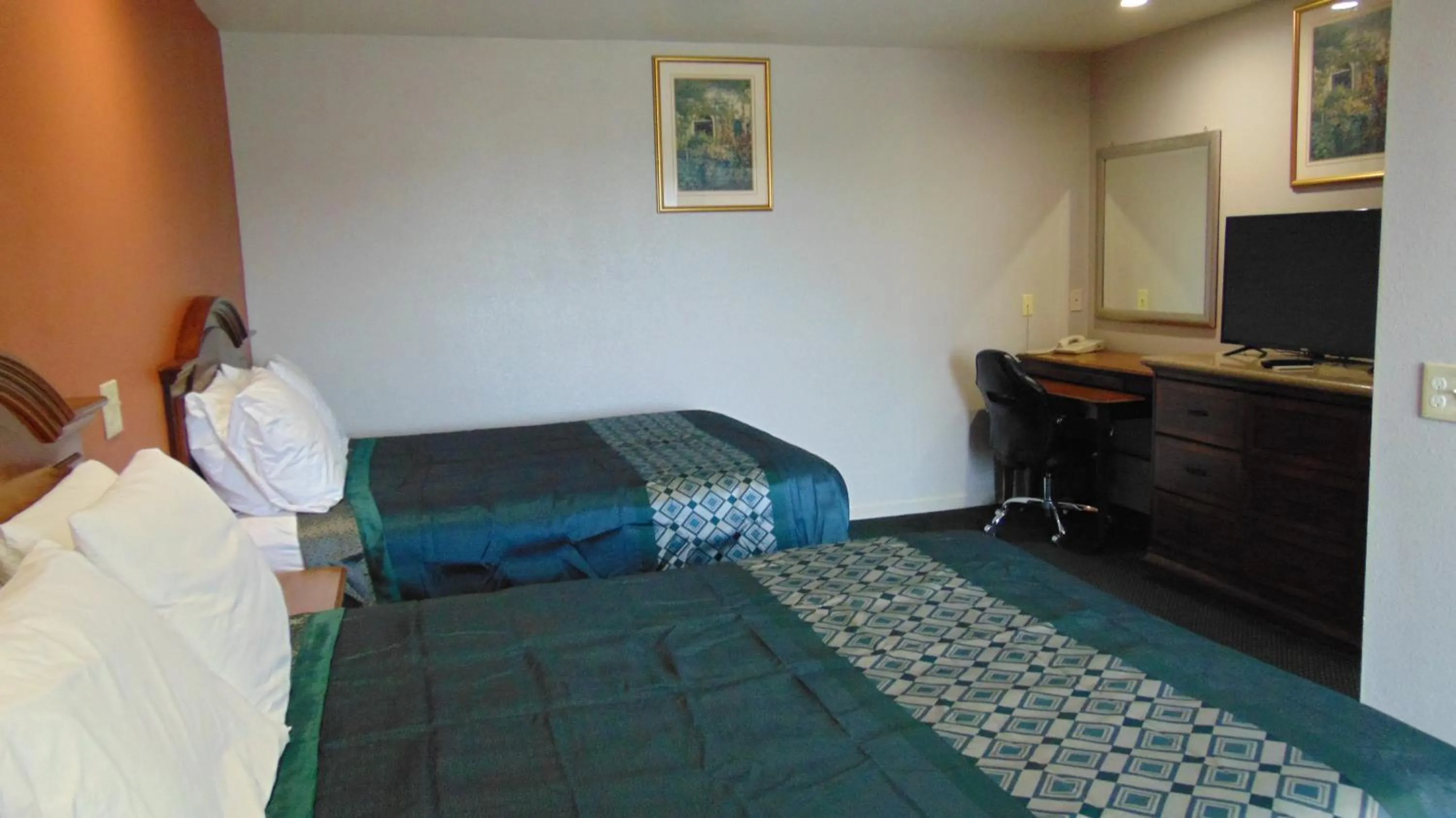 Bed in Corcoran Country Inn