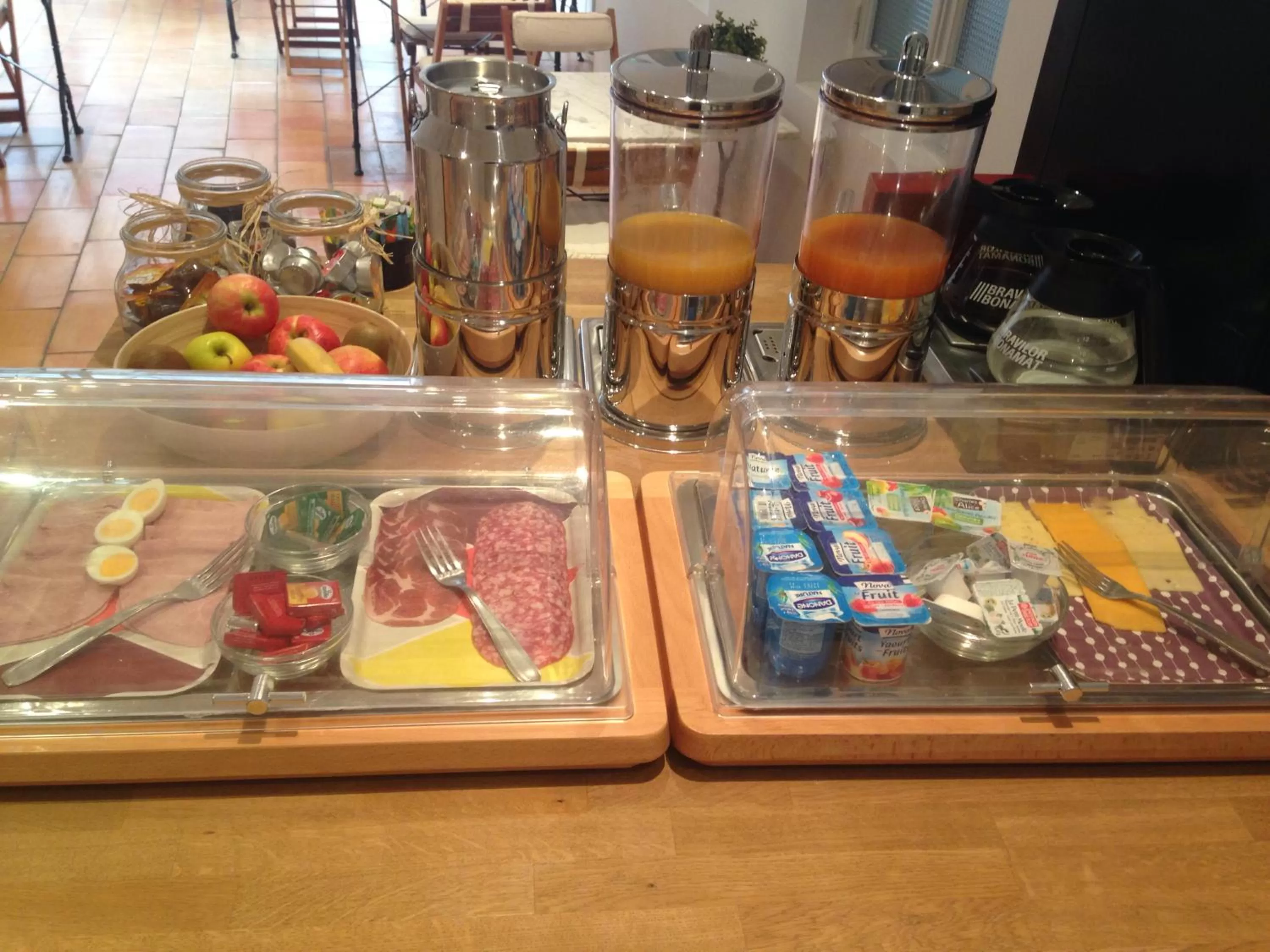 Buffet breakfast in Hôtel Central