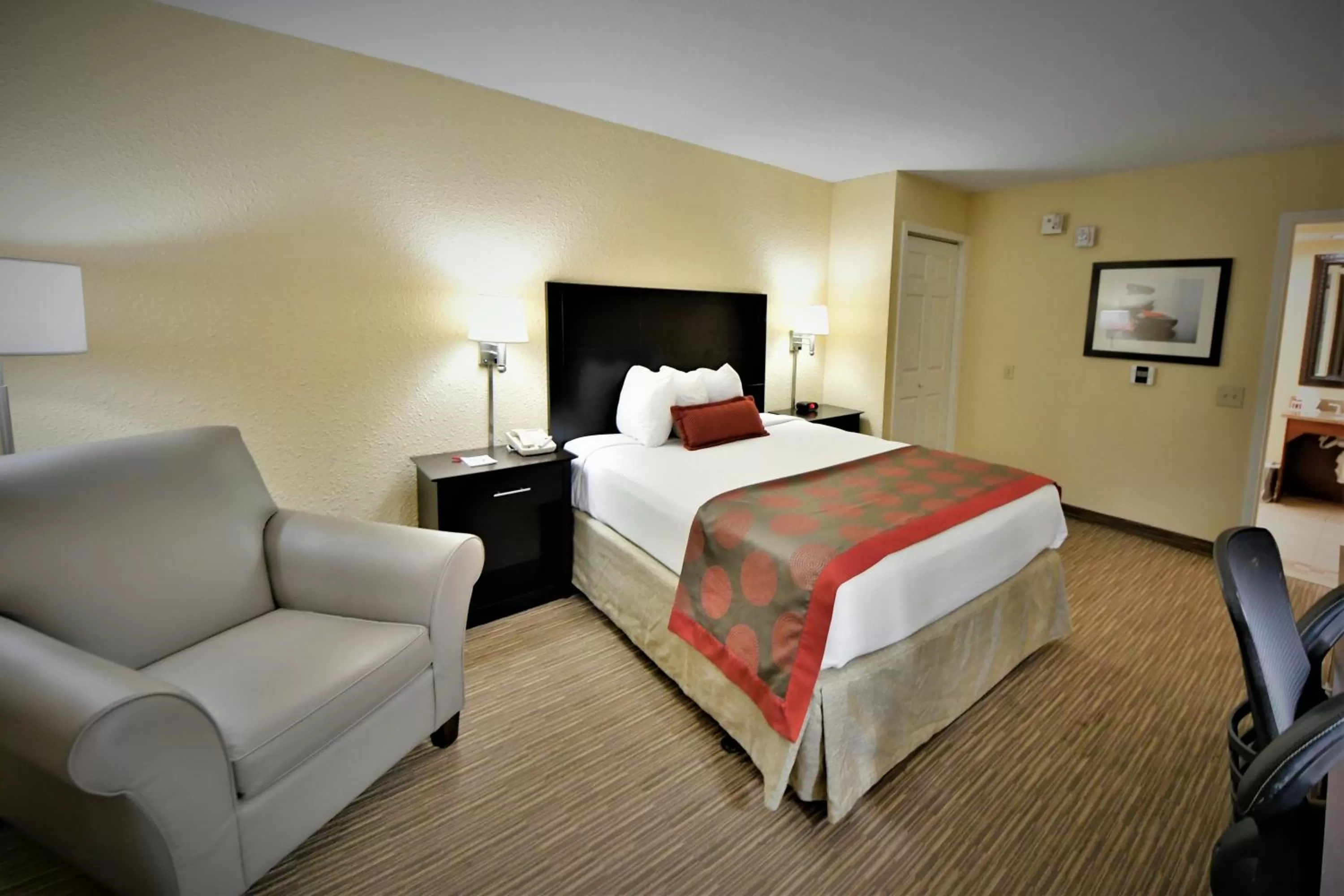 Bedroom, Bed in Ramada by Wyndham Jacksonville Hotel & Conference Center