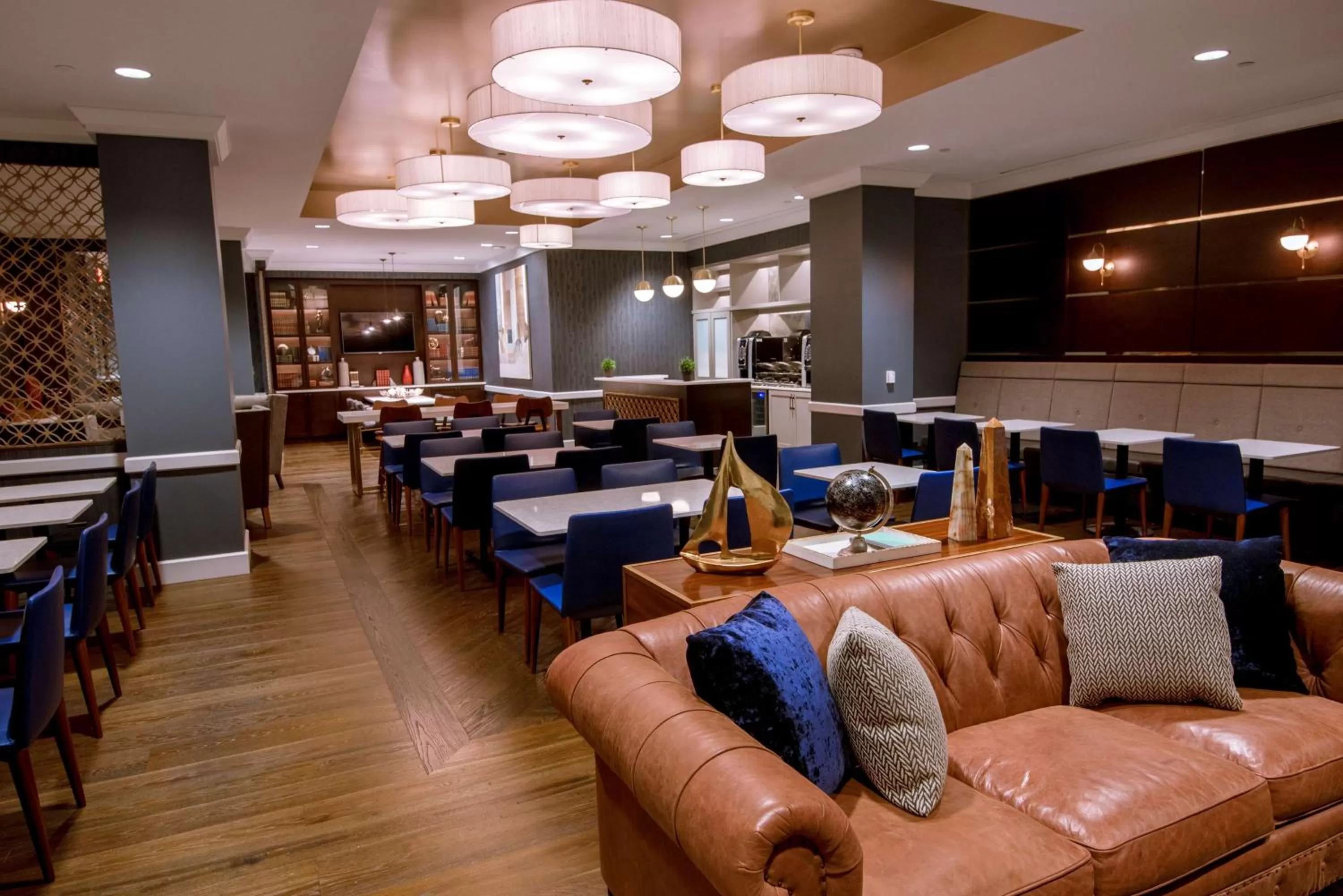 Property building in Hilton Chicago Oak Brook Hills Resort & Conference Center