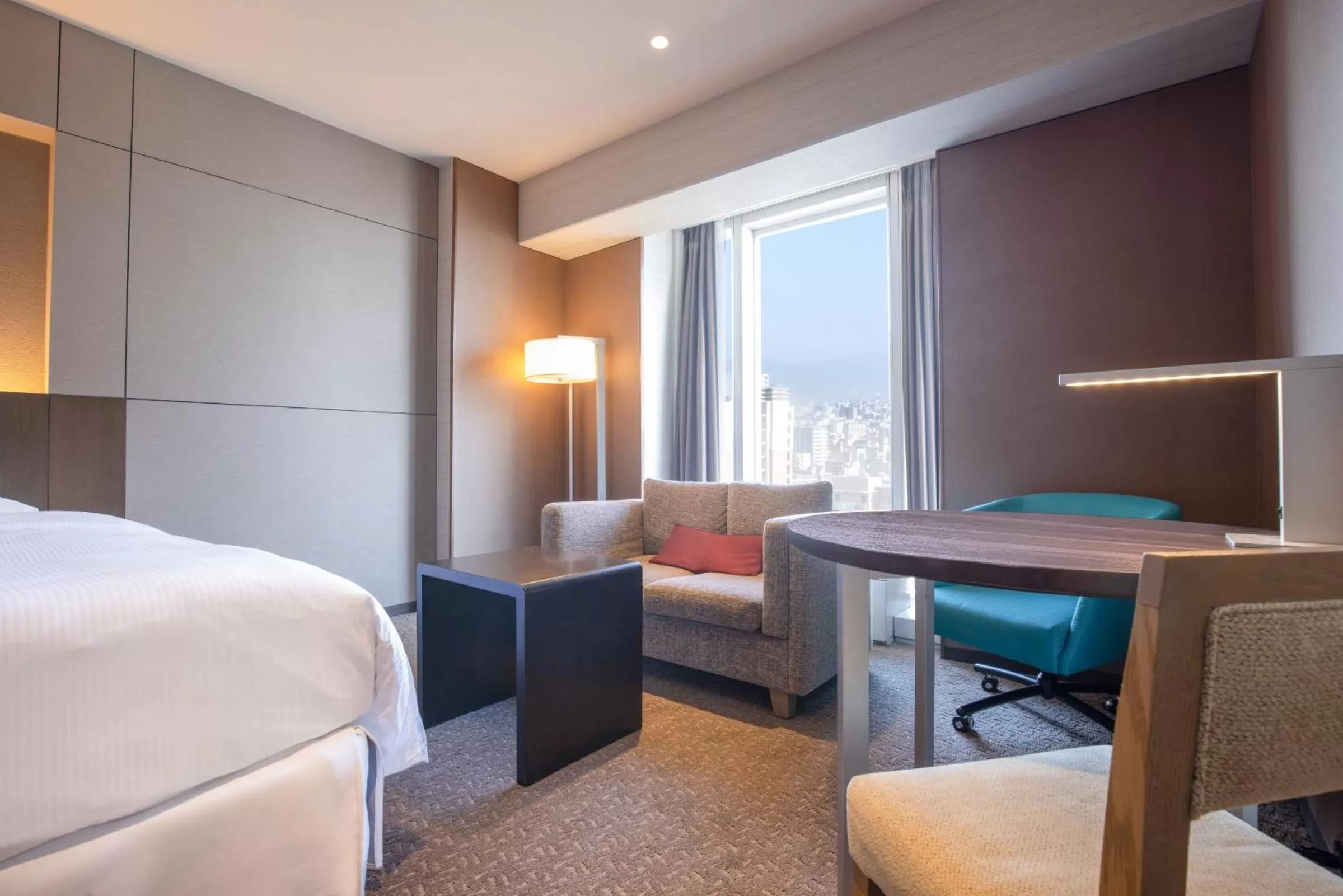 Photo of the whole room, Bed in Sheraton Miyako Hotel Osaka