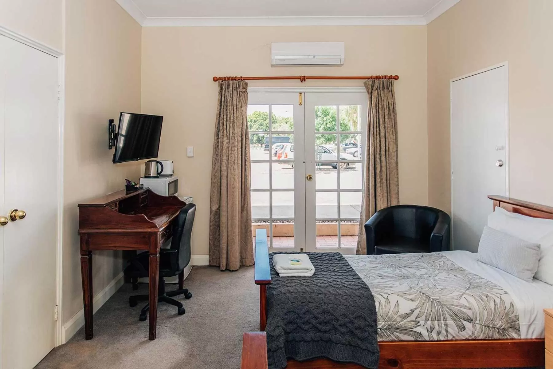 Bedroom, Bed in Settlers Hotel York