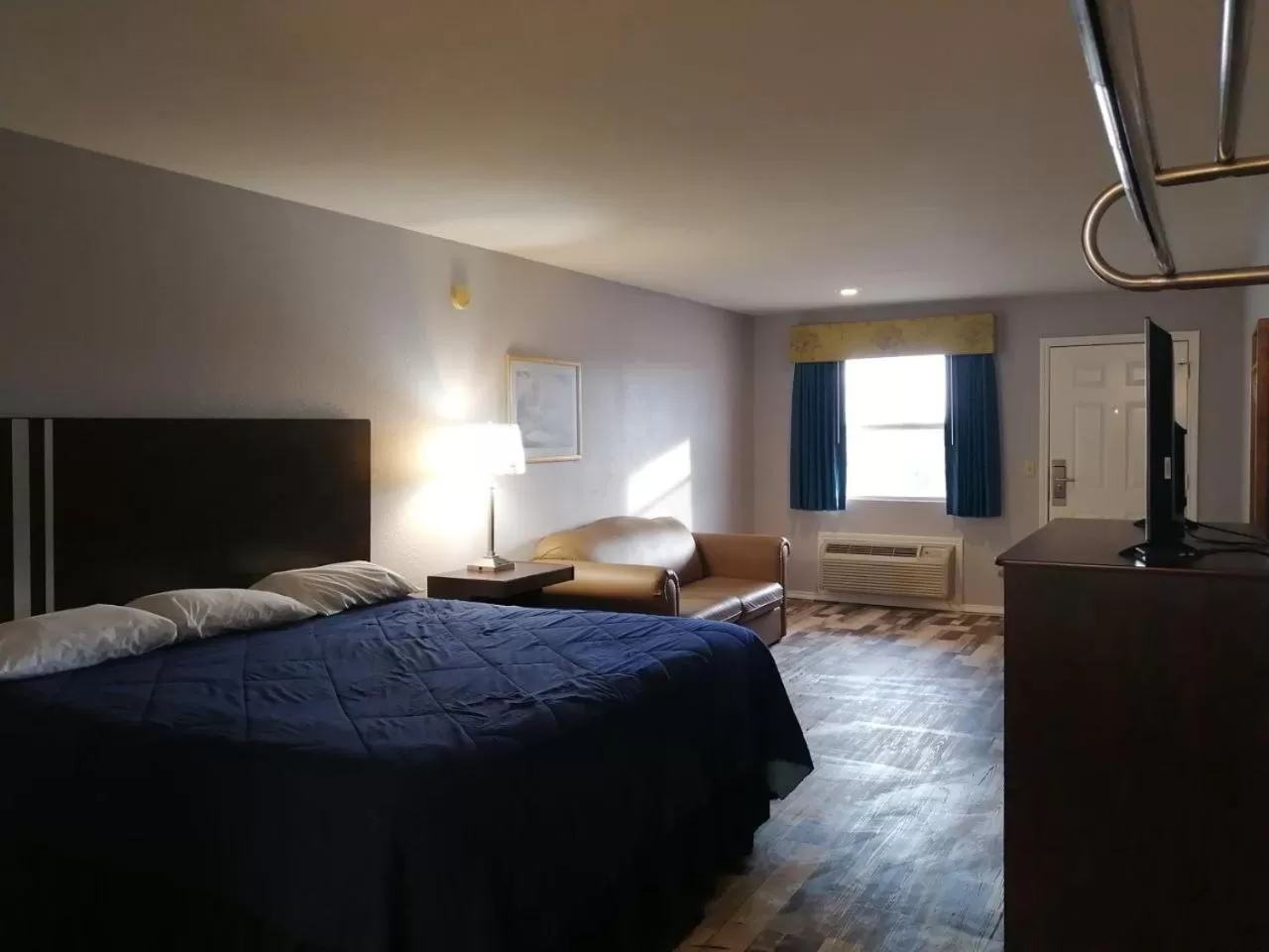 Bed in Riata Inn - Crystal City