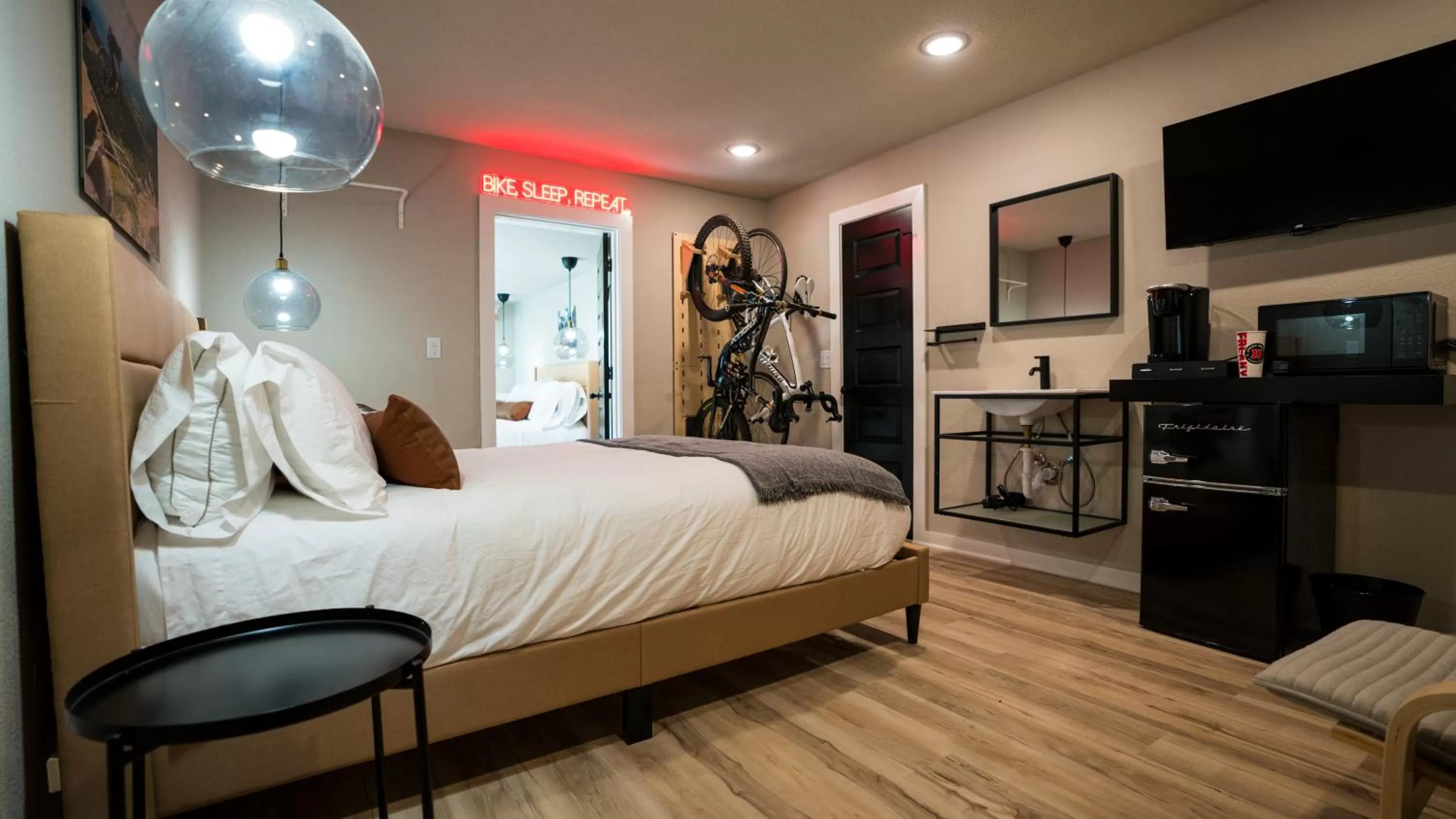 Photo of the whole room, Bed in The Bike Inn