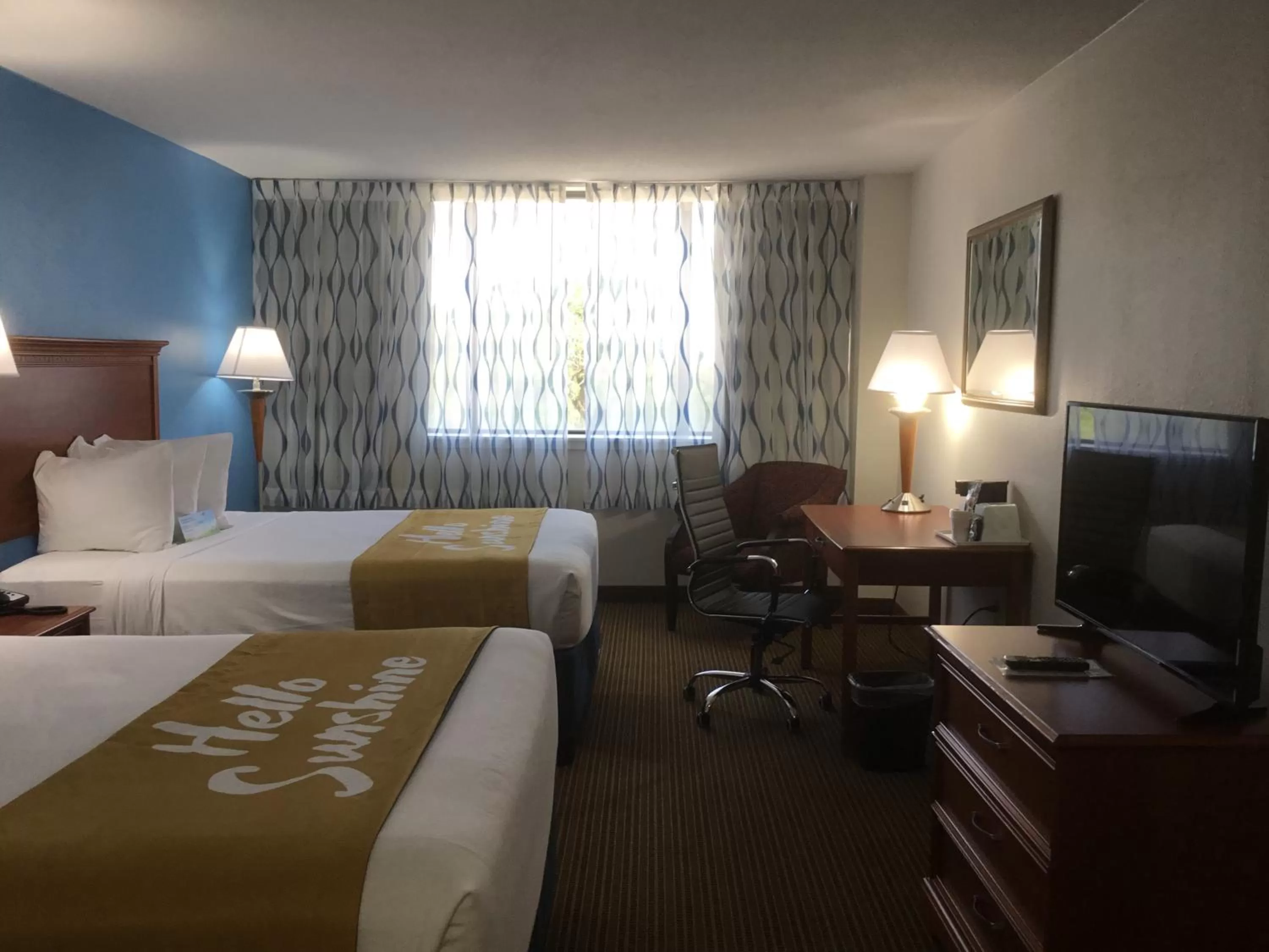 Bed in Days Inn & Suites by Wyndham Tallahassee Conf Center I-10