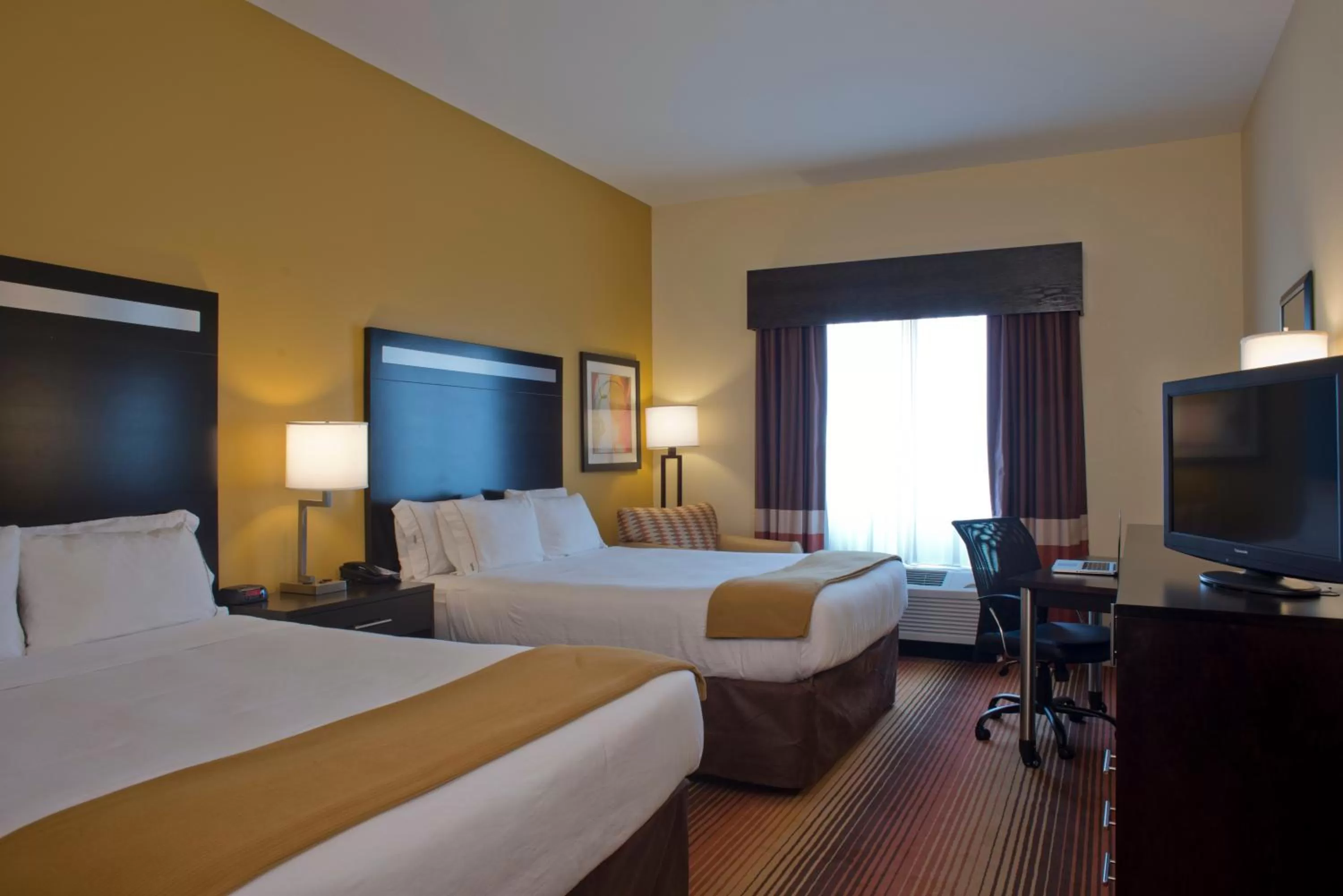 Photo of the whole room, Bed in Holiday Inn Express Hotel & Suites Prattville South by IHG