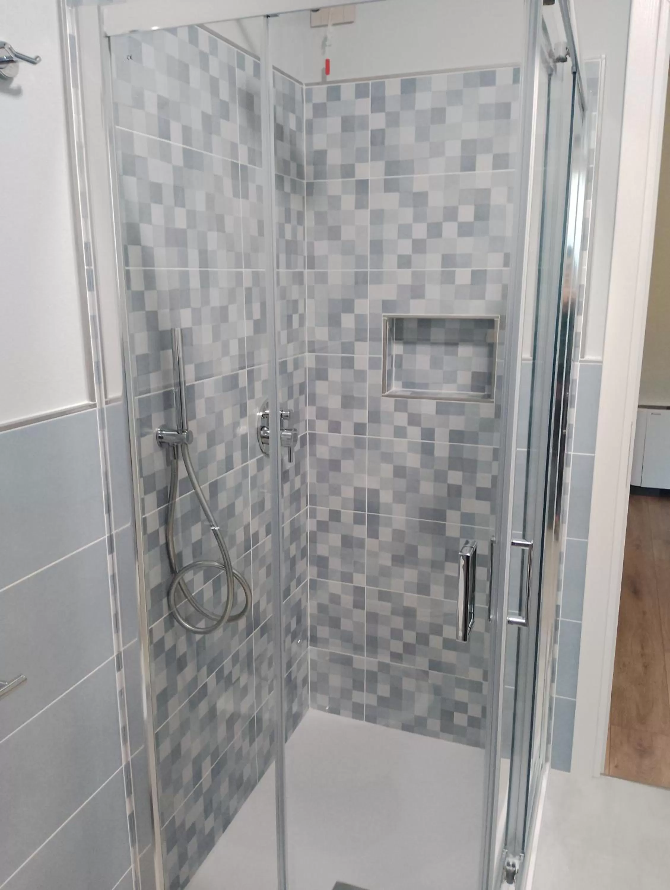 Shower, Bathroom in B&B LA VALLUNA