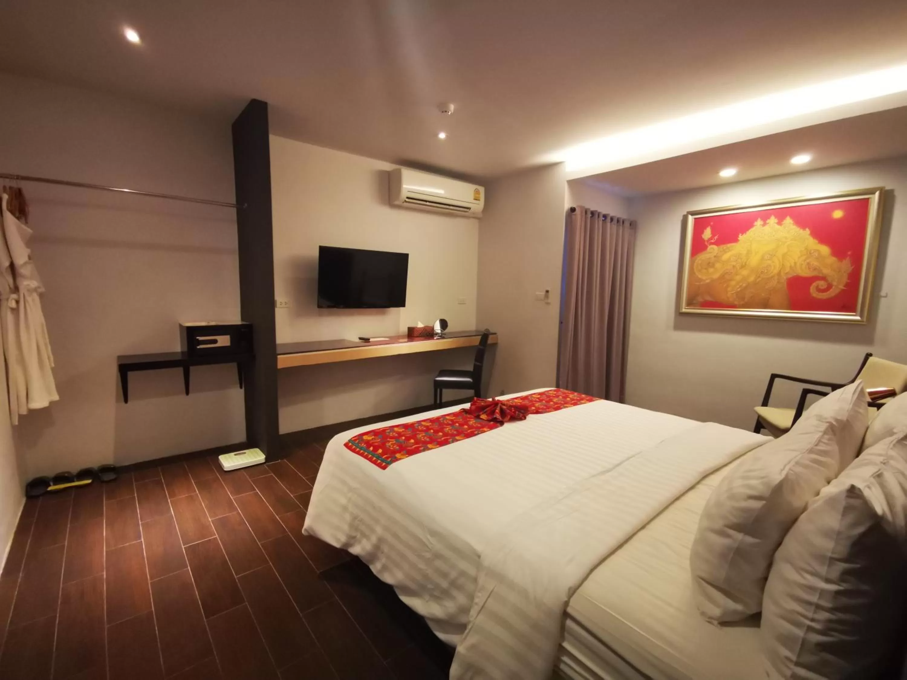 Communal lounge/ TV room, Bed in Mandy Nok Hotel