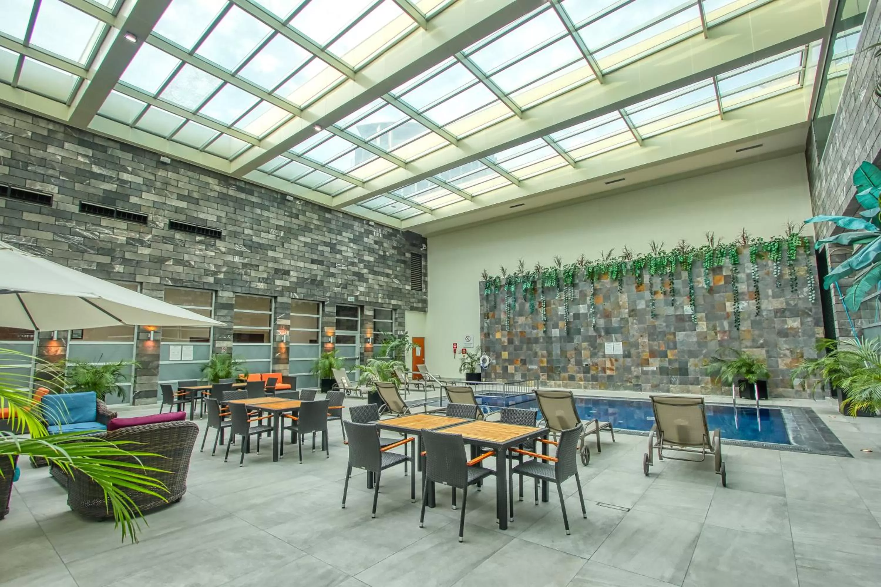 Swimming pool in Holiday Inn & Suites Plaza Mayor by IHG