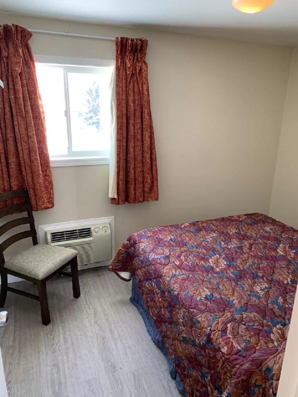 Bed in Red Deer Inn & Suites