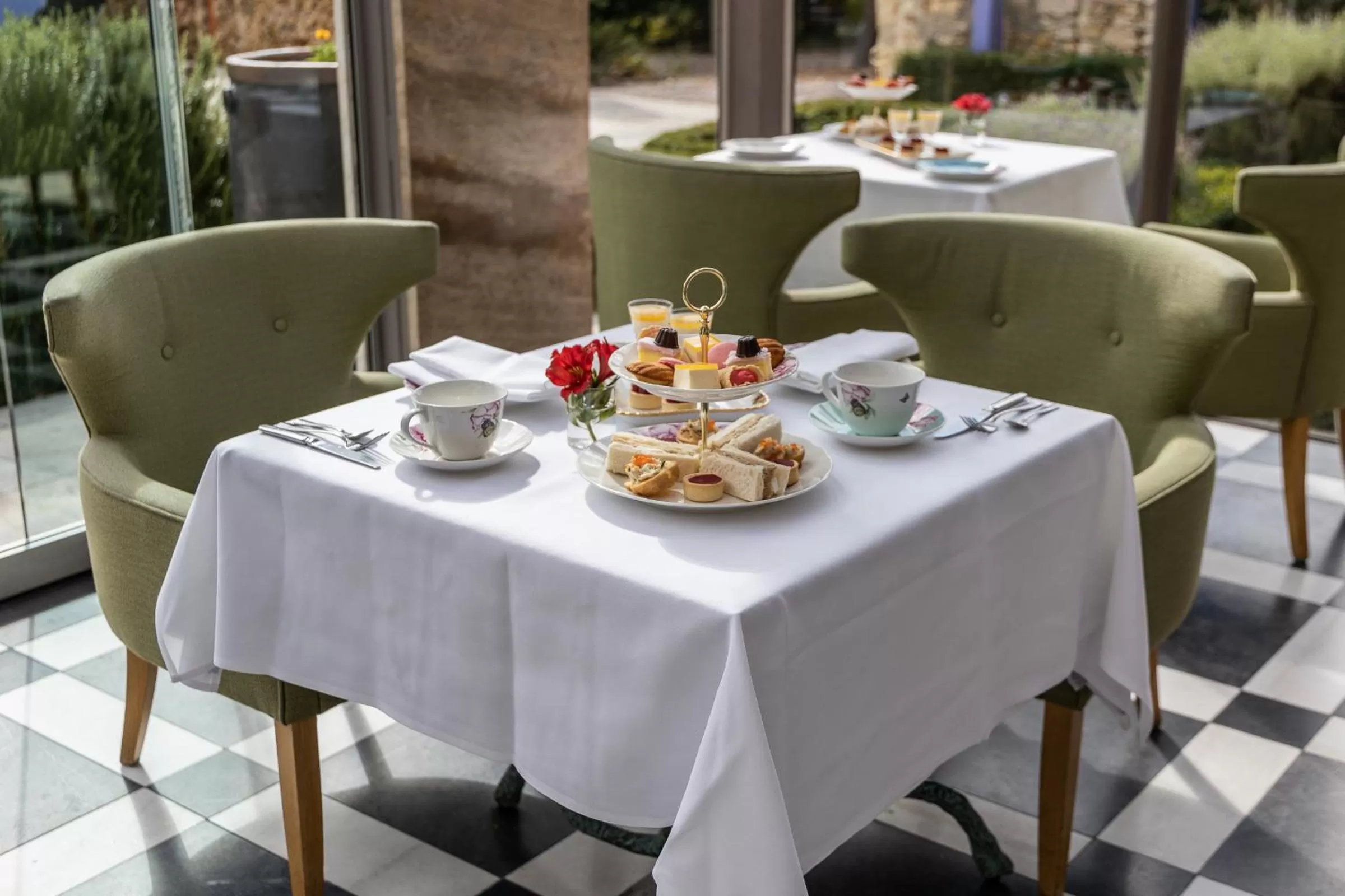 Restaurant/places to eat in Islington Hotel