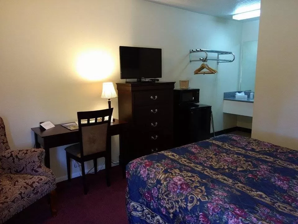 Bed in Travelers Motel