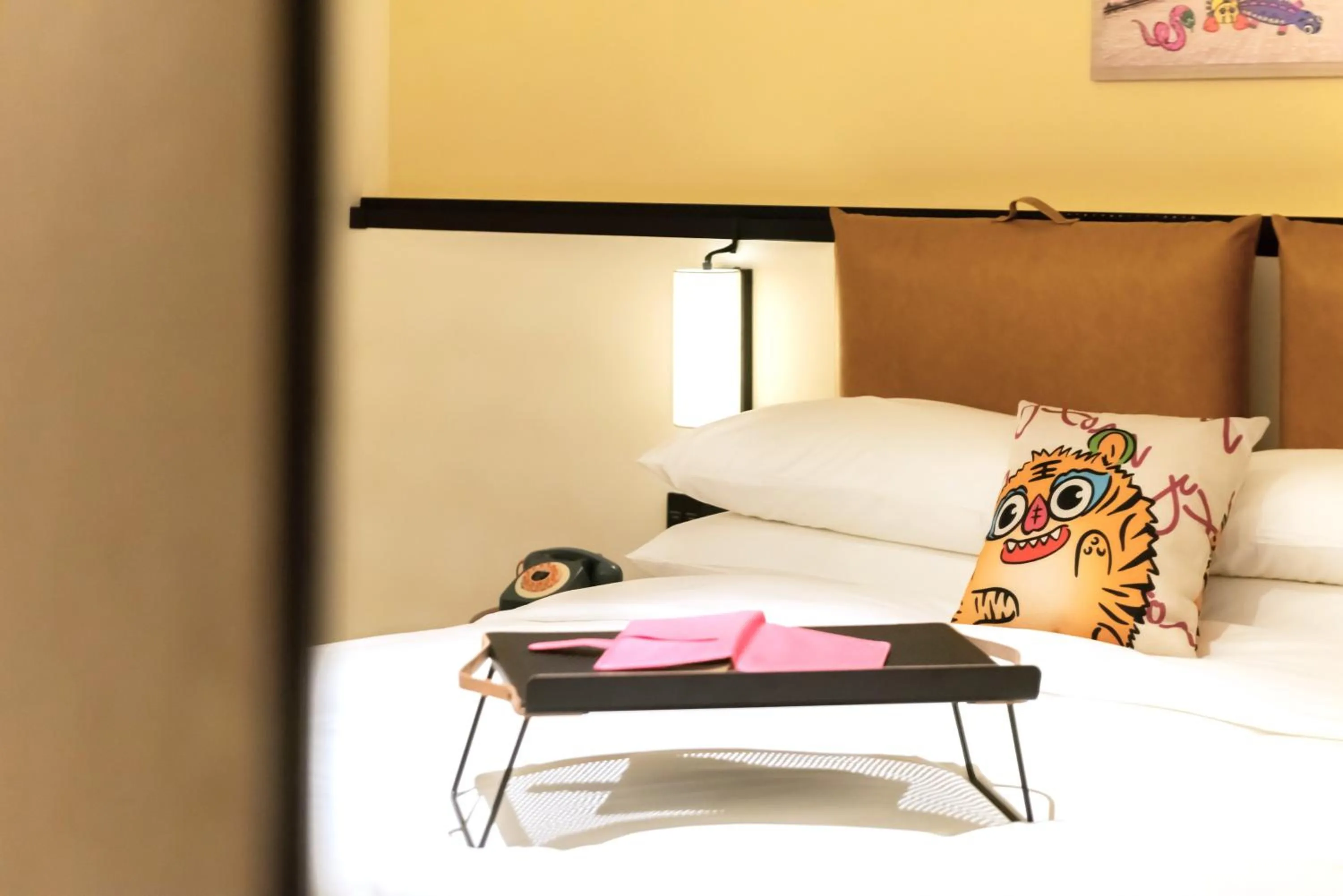 room service, Bed in Moxy Xi'an Beilin